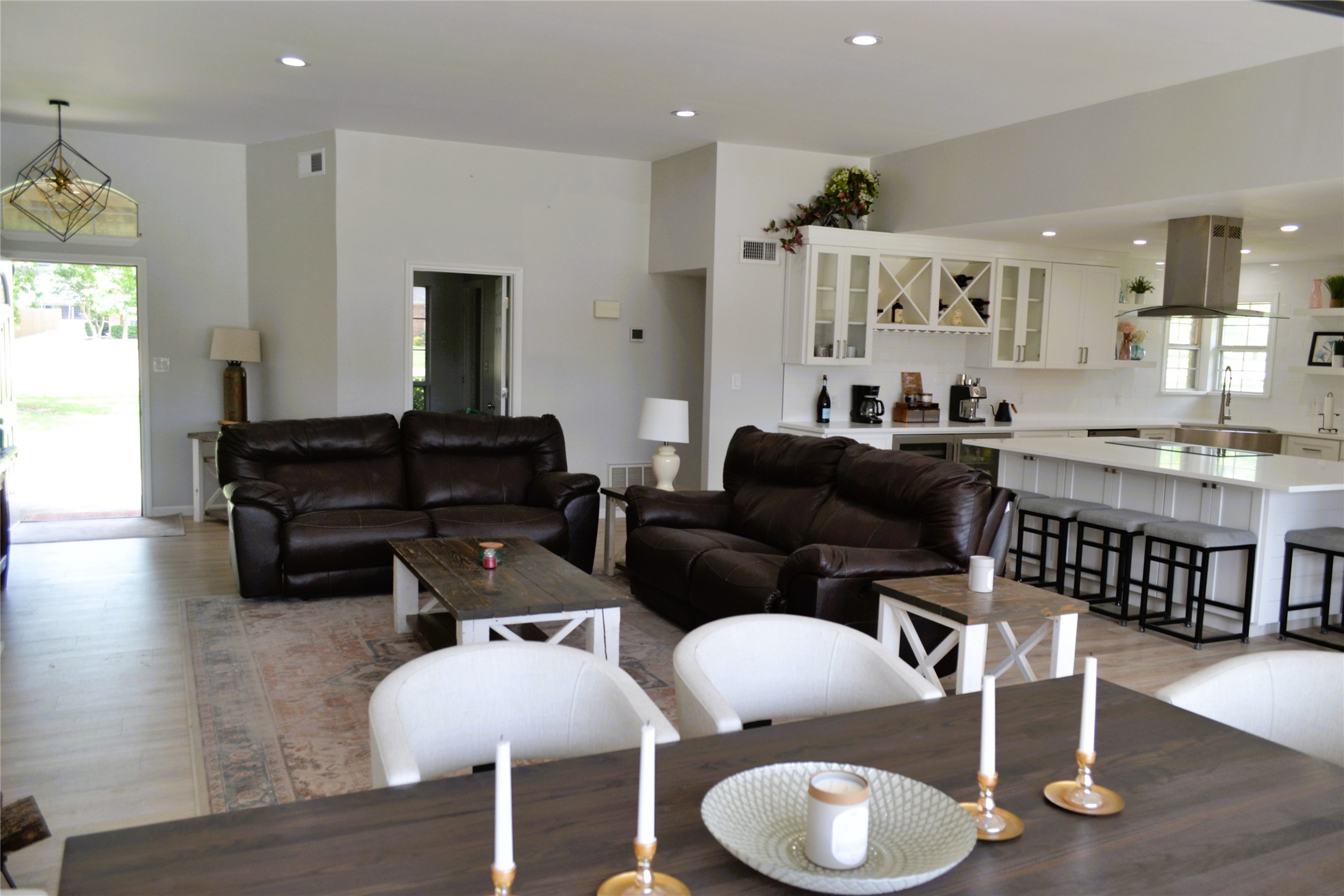 Talty, Texas, 75160, United States, 6 Bedrooms Bedrooms, ,4 BathroomsBathrooms,Residential,For Sale,1970411