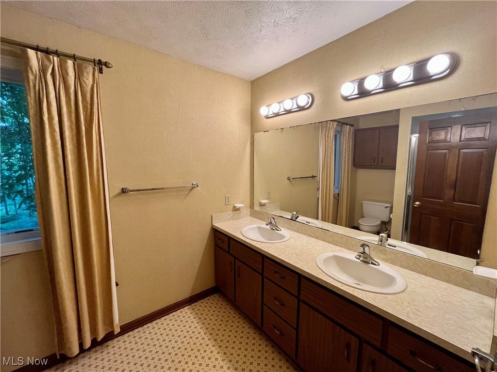 Novelty, Ohio, 44072, United States, 4 Bedrooms Bedrooms, ,3 BathroomsBathrooms,Residential,For Sale,1916255
