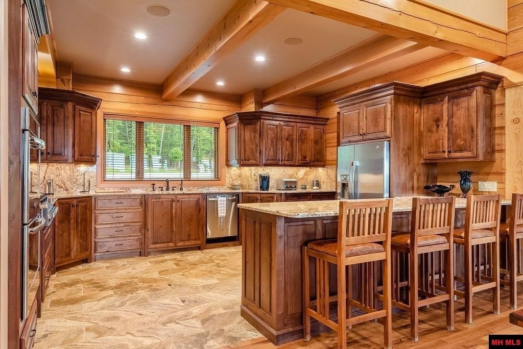 Cotter, Arkansas, 72626, United States, 4 Bedrooms Bedrooms, ,5 BathroomsBathrooms,Residential,For Sale,1976163