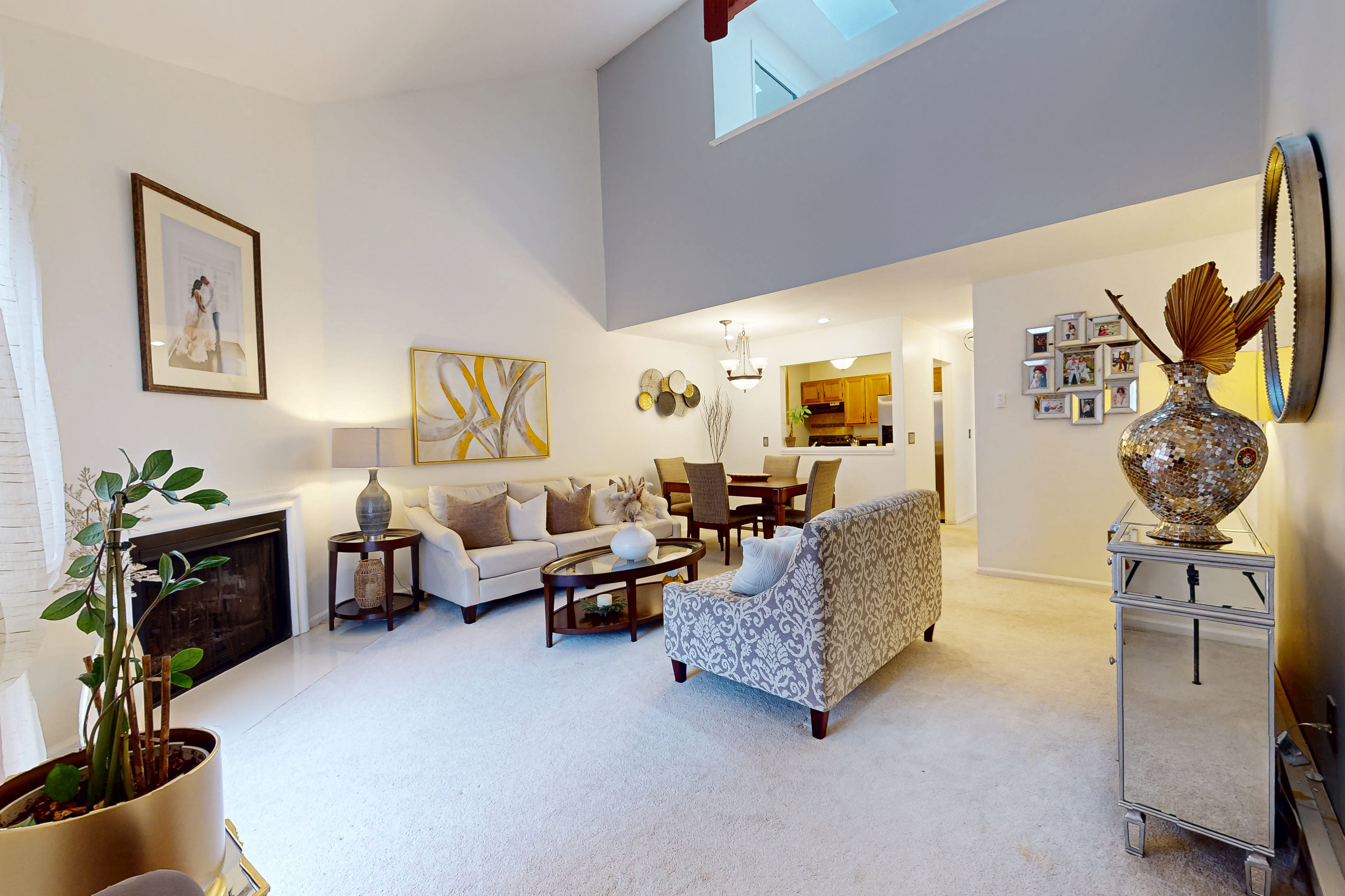  Upper Level Two-Story Townhouse - 物件實景