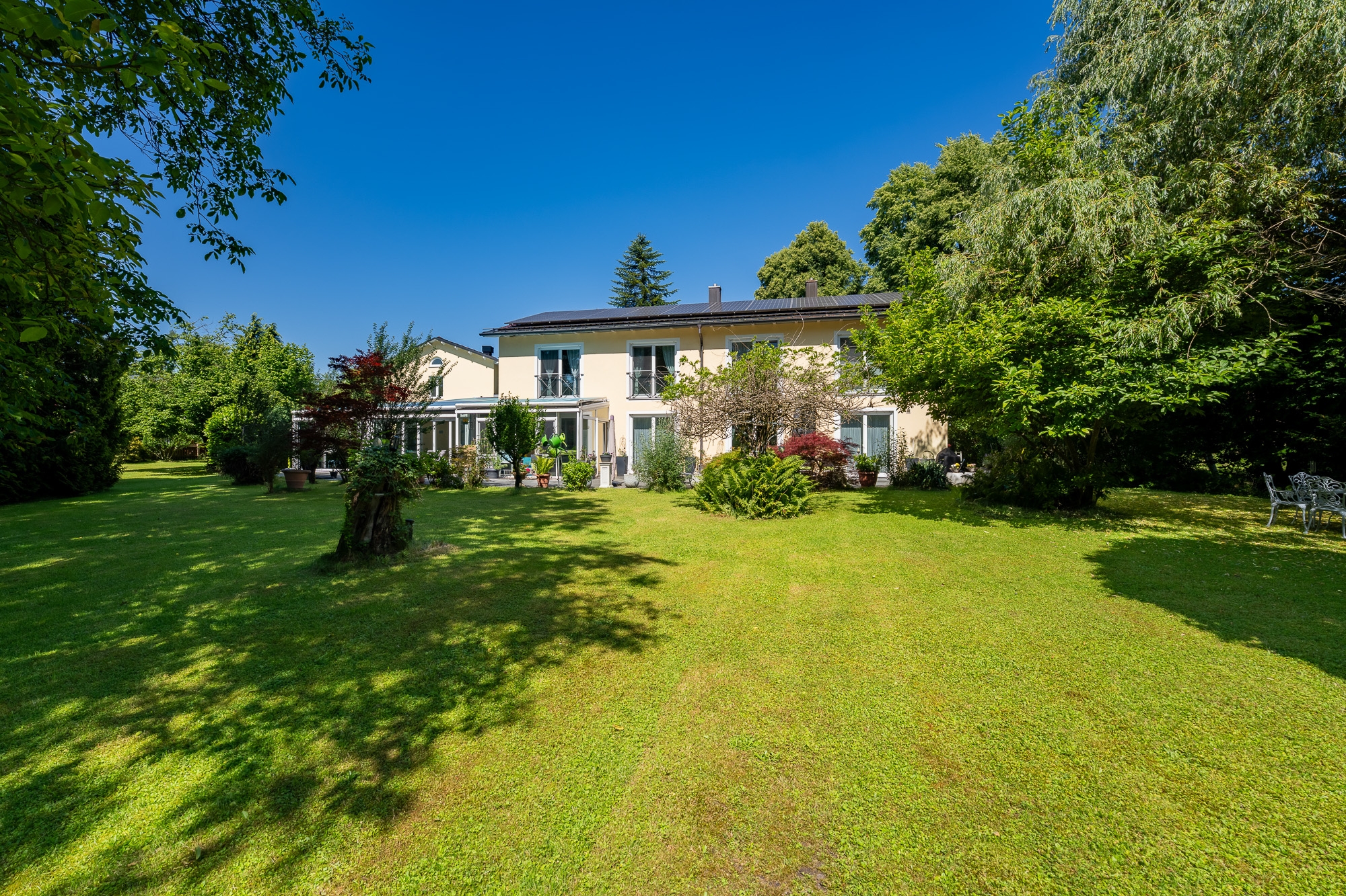  Spacious family home with a pool, spa, and park-like grounds - 物件實景
