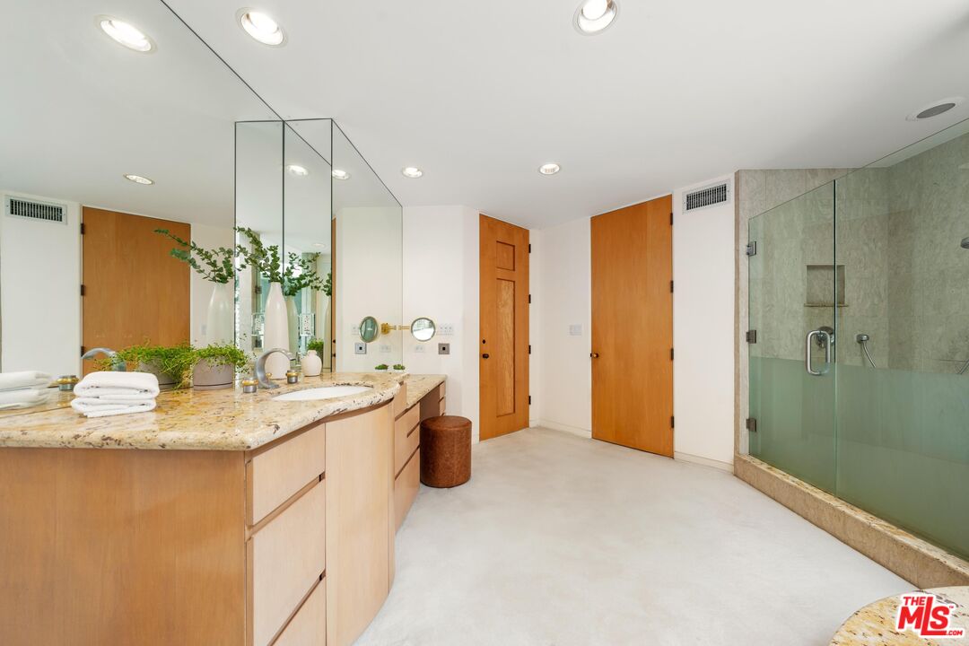 Pacific Palisades, California, 90272, United States, 4 Bedrooms Bedrooms, ,2 BathroomsBathrooms,Residential,For Sale,1770890