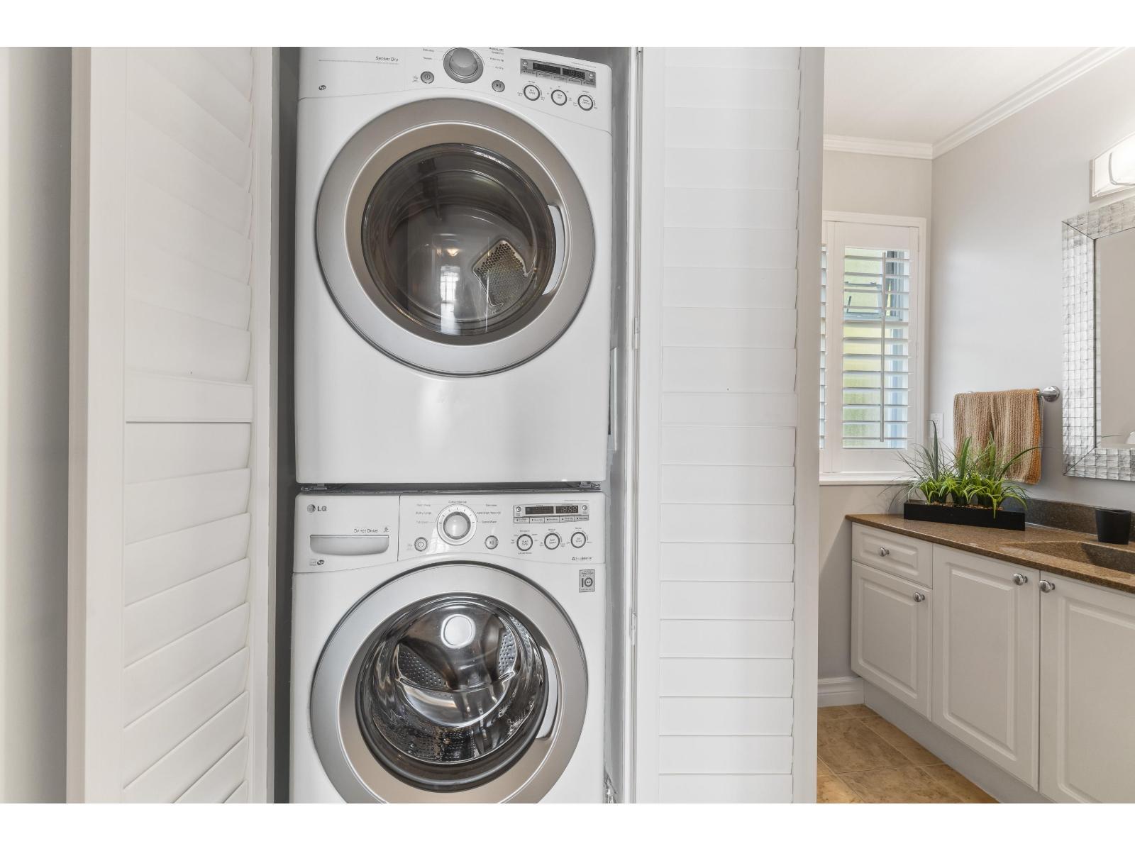WHITE ROCK, British Columbia, V4B 3T4, CA, 3 Bedrooms Bedrooms, ,4 BathroomsBathrooms,Residential,For Sale,1949298
