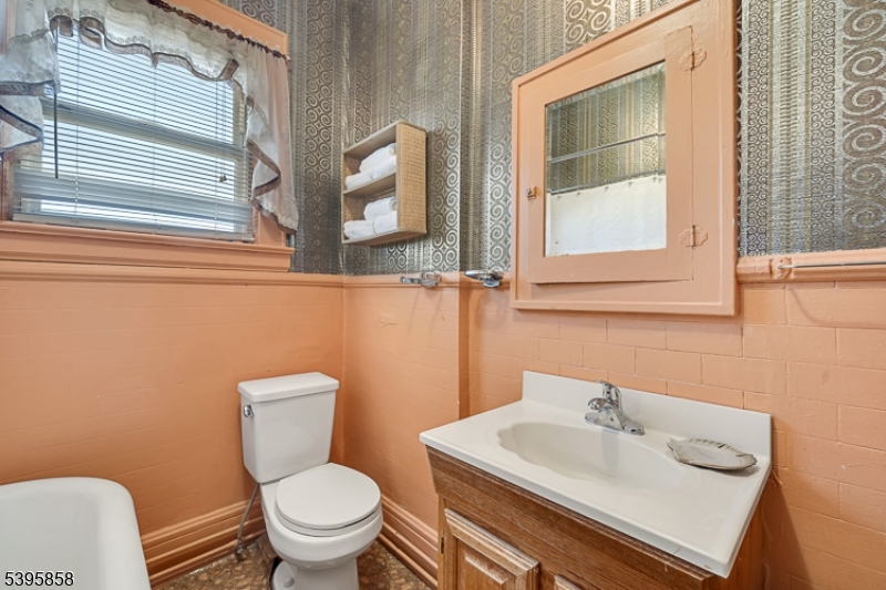 Hillside Twp., New Jersey, 07205, United States, 4 Bedrooms Bedrooms, ,2 BathroomsBathrooms,Residential,For Sale,1989487