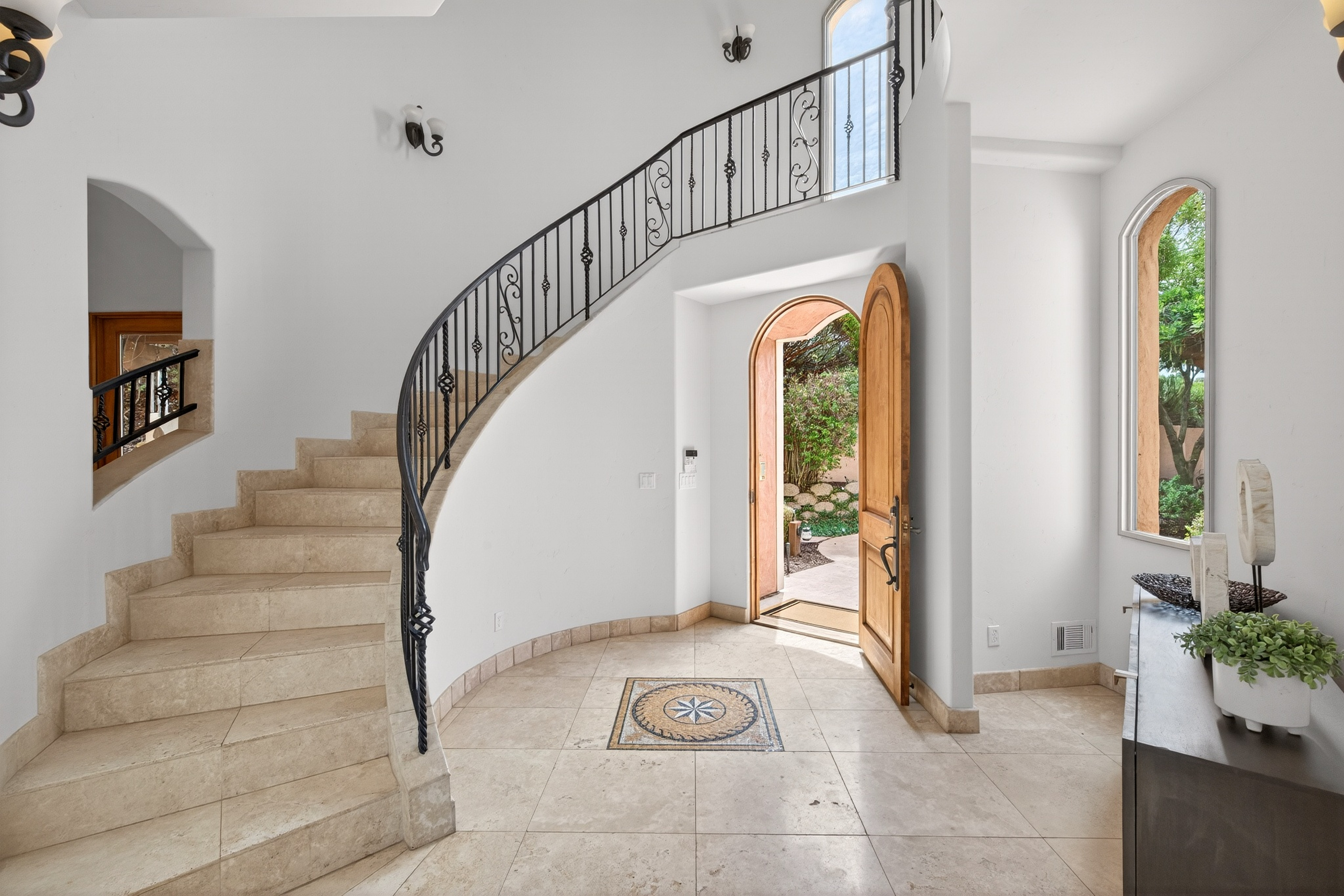  An Extraordinary Round Hill Estate Defined by Privacy, Views, and Sophistication - 物件實景