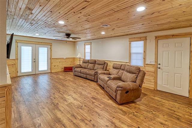 Eufaula, Oklahoma, 74432, United States, 3 Bedrooms Bedrooms, ,3 BathroomsBathrooms,Residential,For Sale,1987326