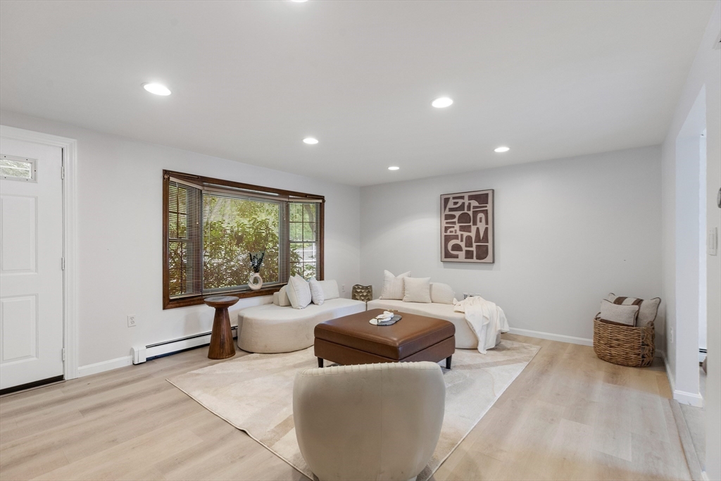 Malden, Massachusetts, 02148, United States, 2 Bedrooms Bedrooms, ,2 BathroomsBathrooms,Residential,For Sale,1993840