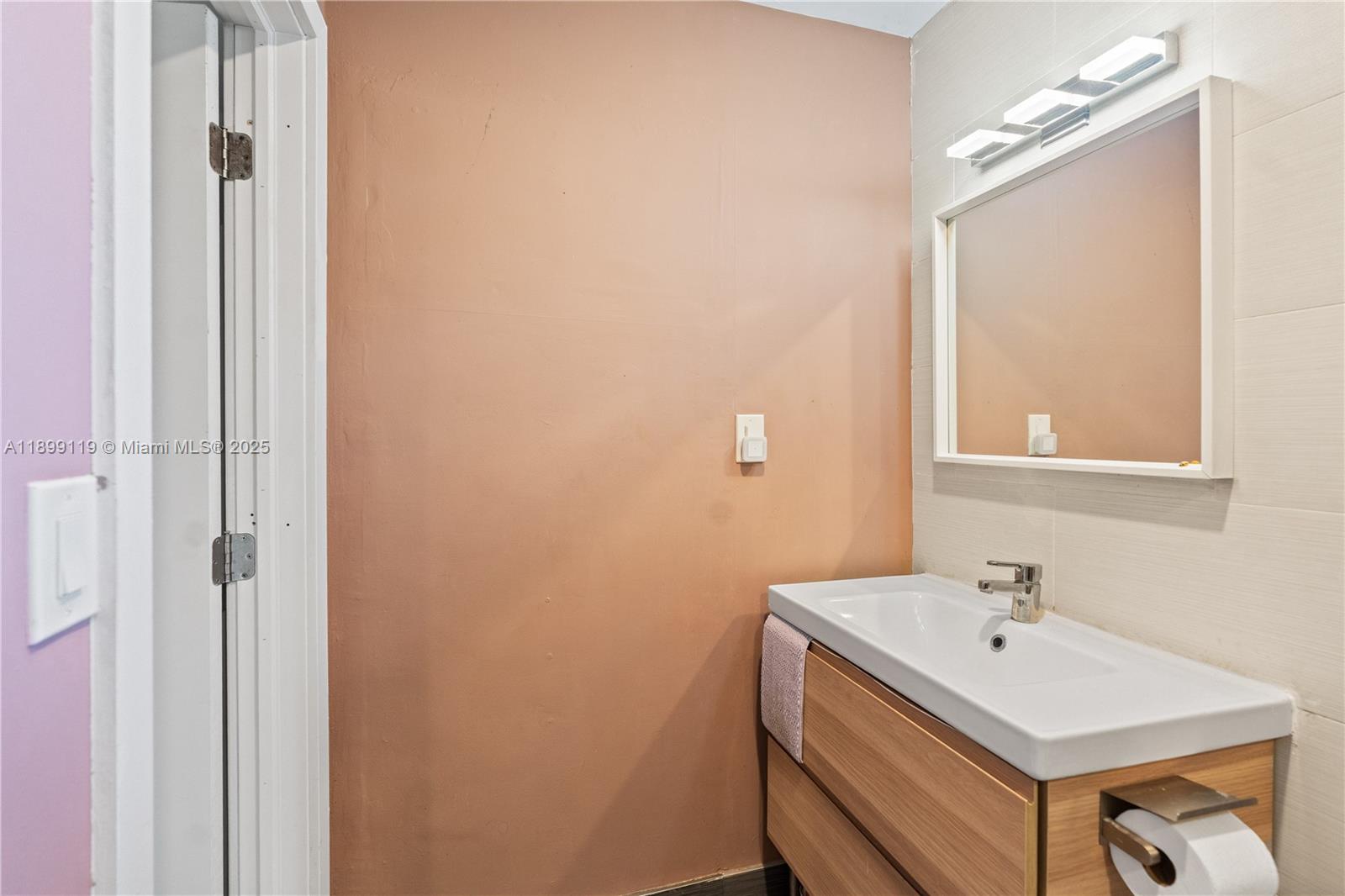 Hollywood, Florida, 33020, United States, 3 Bedrooms Bedrooms, ,2 BathroomsBathrooms,Residential,For Sale,1967684