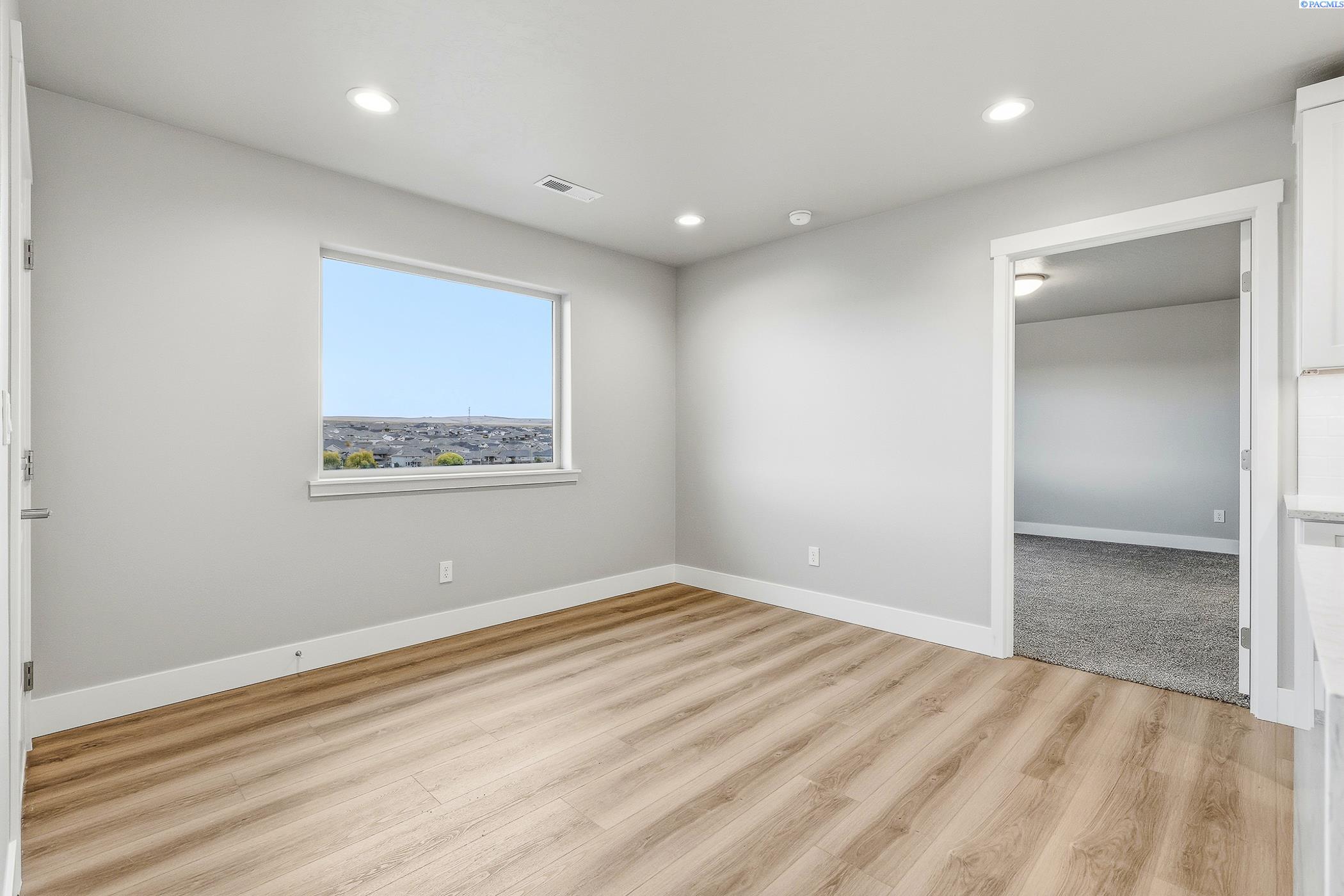 Kennewick, Washington, 99338, United States, 4 Bedrooms Bedrooms, ,1 BathroomBathrooms,Residential,For Sale,1996231