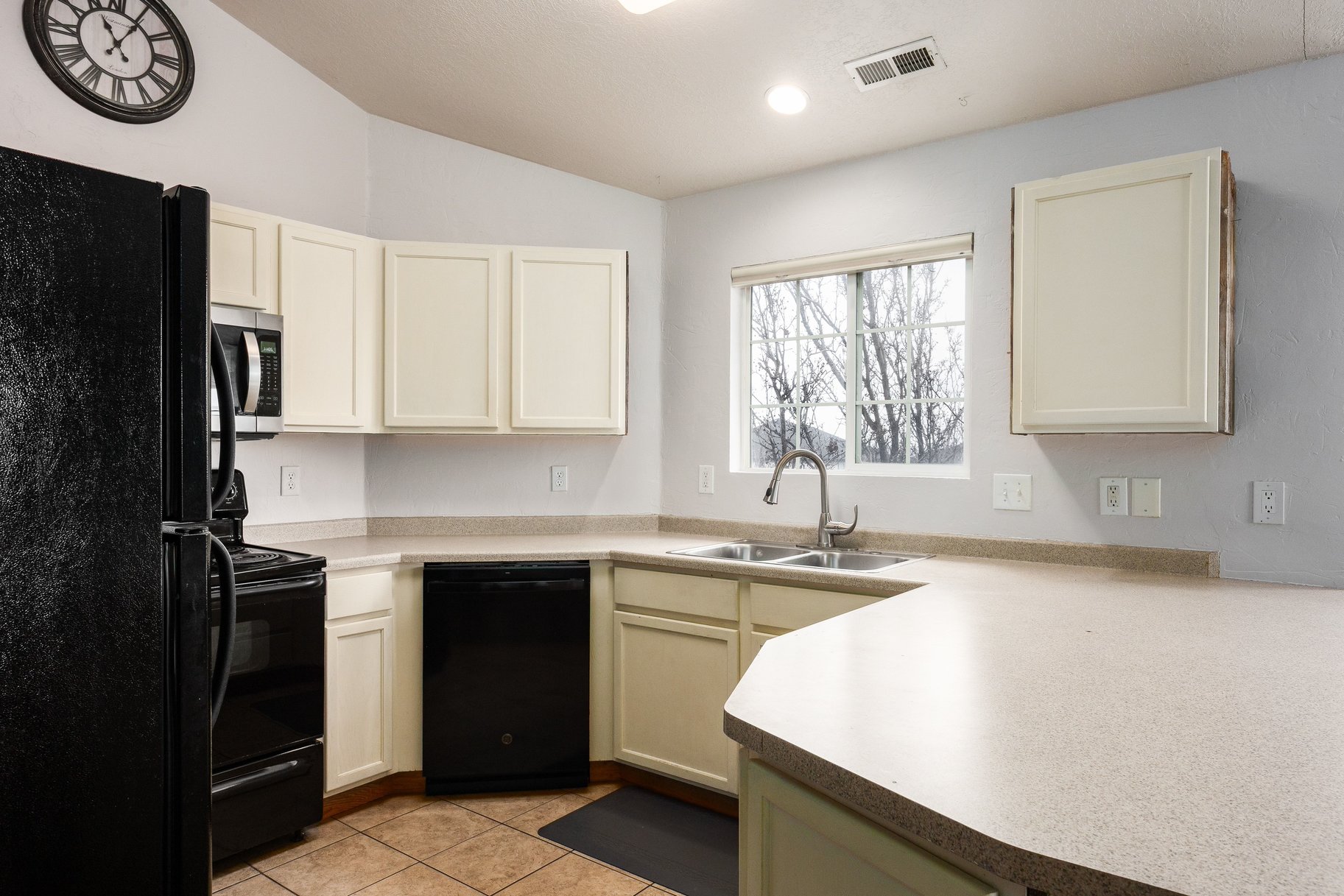  Quiet 3-Bed Condo Near Schools & Parks - 物件實景