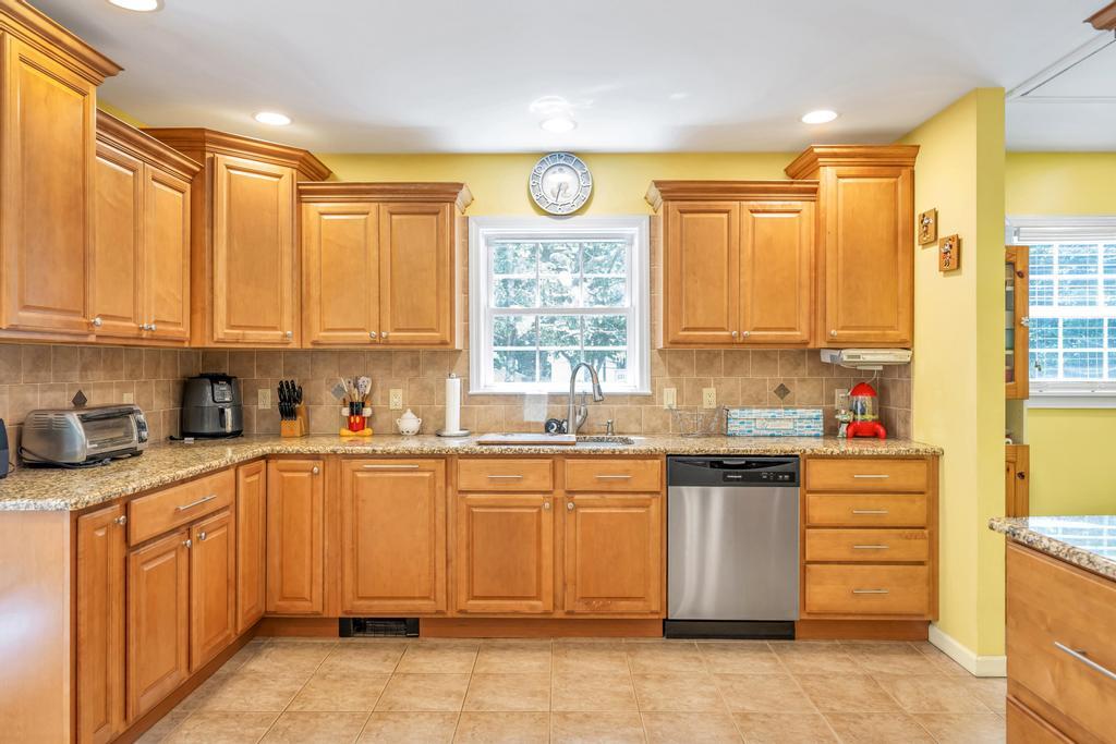 Islip Terrace, New York, 11752, United States, 3 Bedrooms Bedrooms, ,3 BathroomsBathrooms,Residential,For Sale,1898888