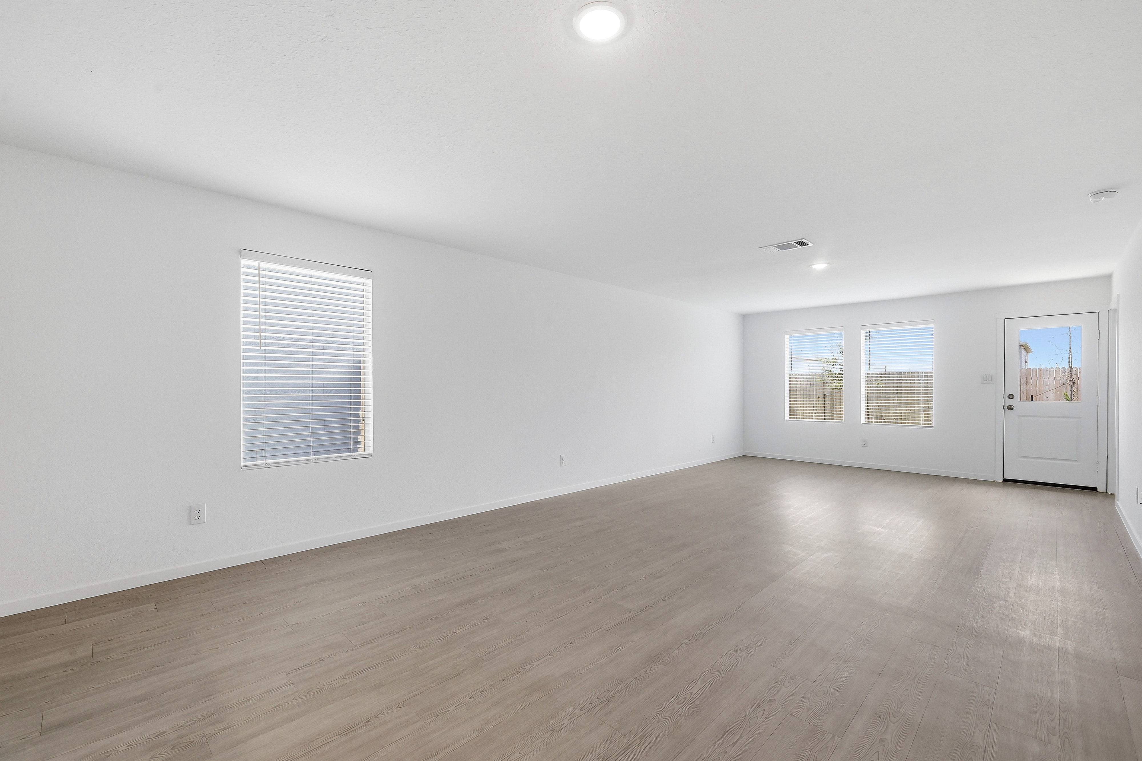  Like-New Home with Upgrades Included - 物件實景