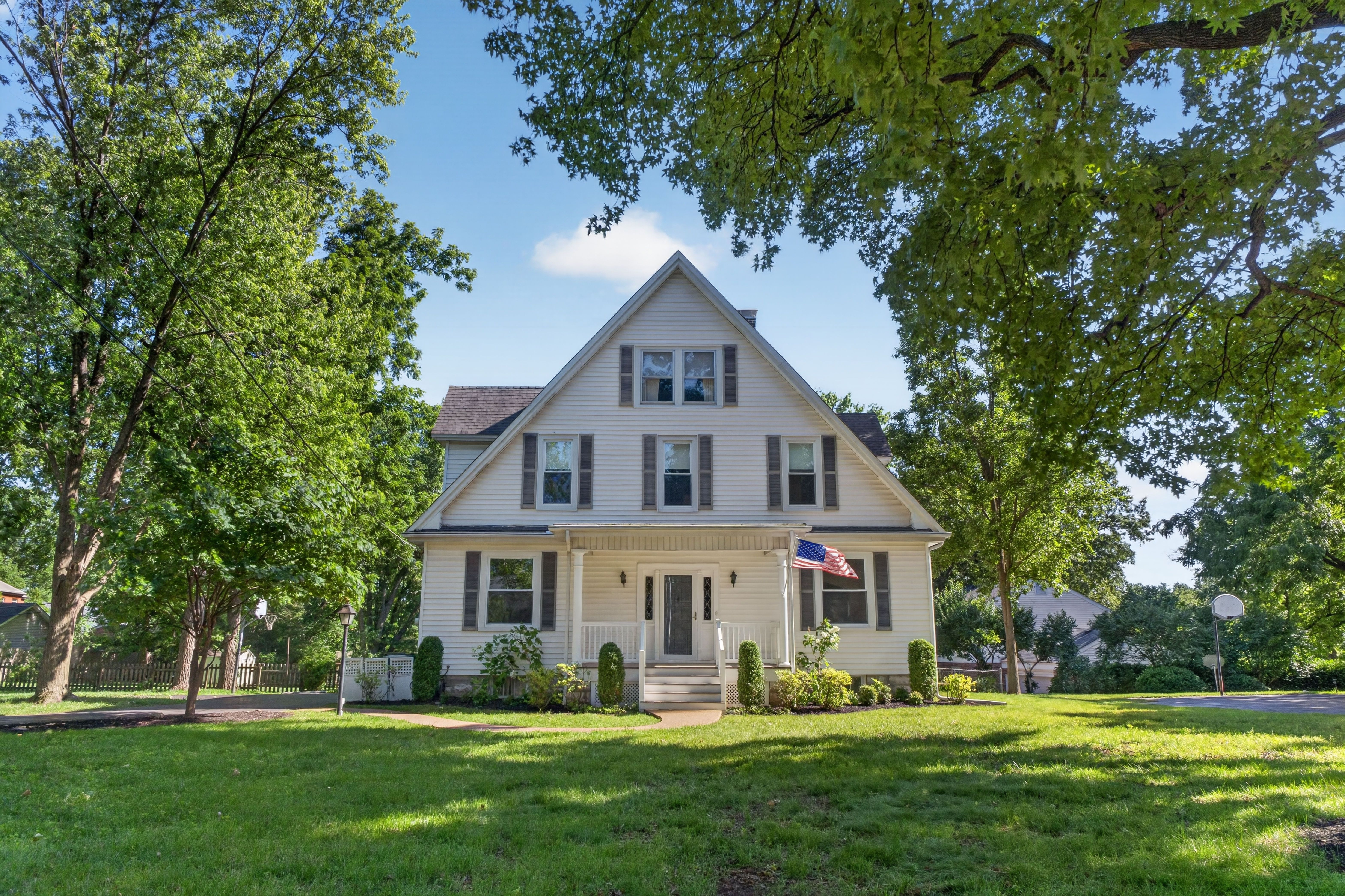  Charming White Farmhouse with Flexible Spacious Living - 物件實景