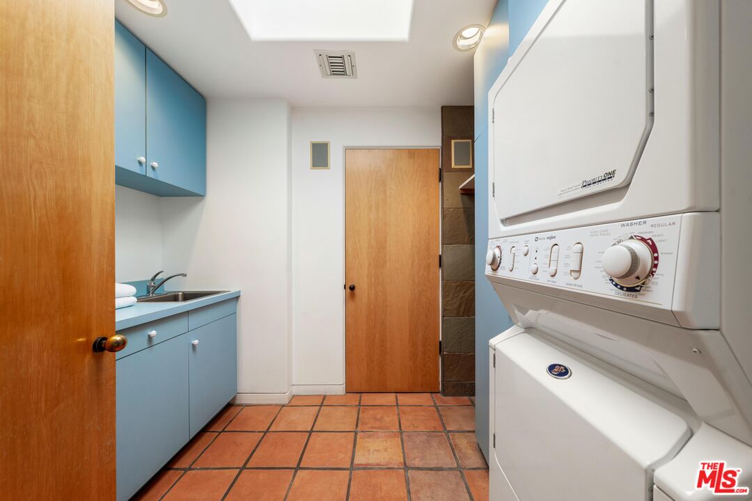 Pacific Palisades, California, 90272, United States, 4 Bedrooms Bedrooms, ,2 BathroomsBathrooms,Residential,For Sale,1770890