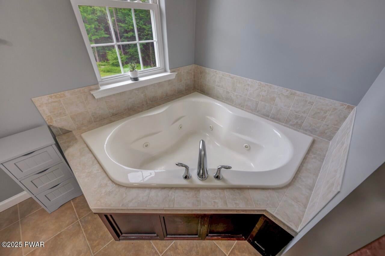 Honesdale, Pennsylvania, 18431, United States, 5 Bedrooms Bedrooms, ,4 BathroomsBathrooms,Residential,For Sale,1973688