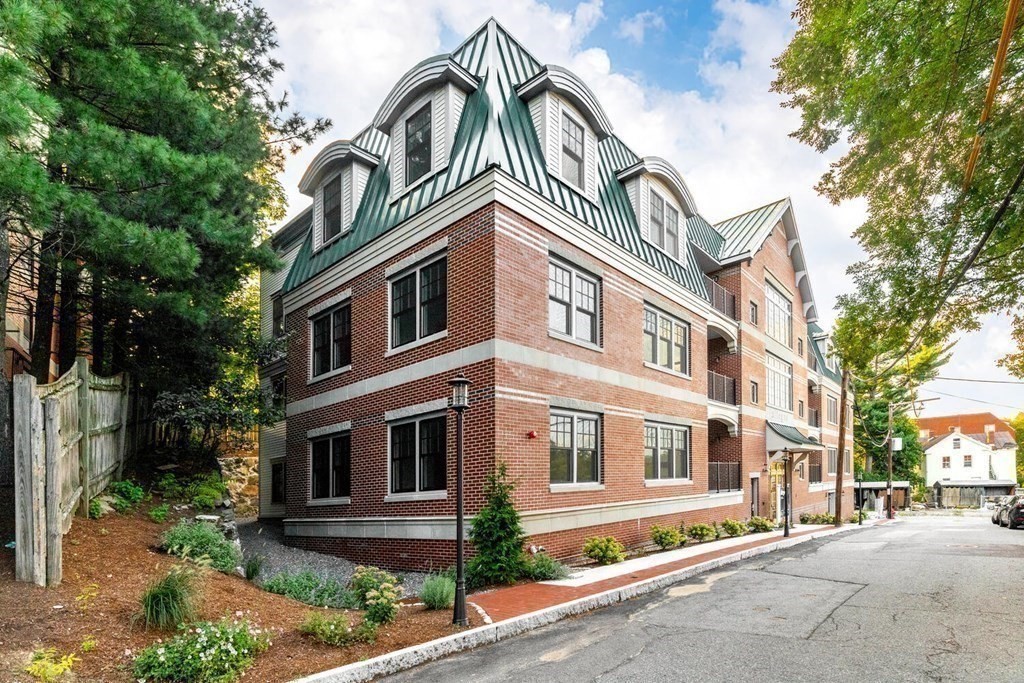 Winchester, Massachusetts, 01890, United States, 2 Bedrooms Bedrooms, ,2 BathroomsBathrooms,Residential,For Sale,1989425