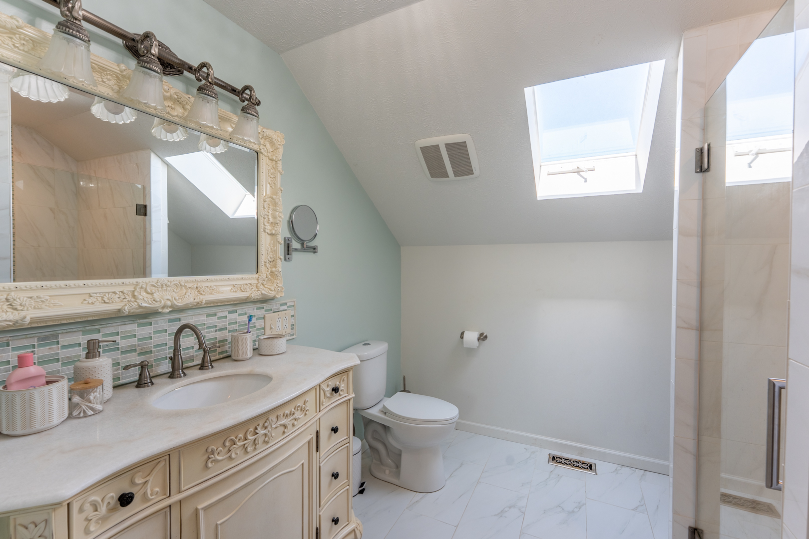 W Frankfort, Illinois, 62896, United States, 5 Bedrooms Bedrooms, ,4 BathroomsBathrooms,Residential,For Sale,1929151
