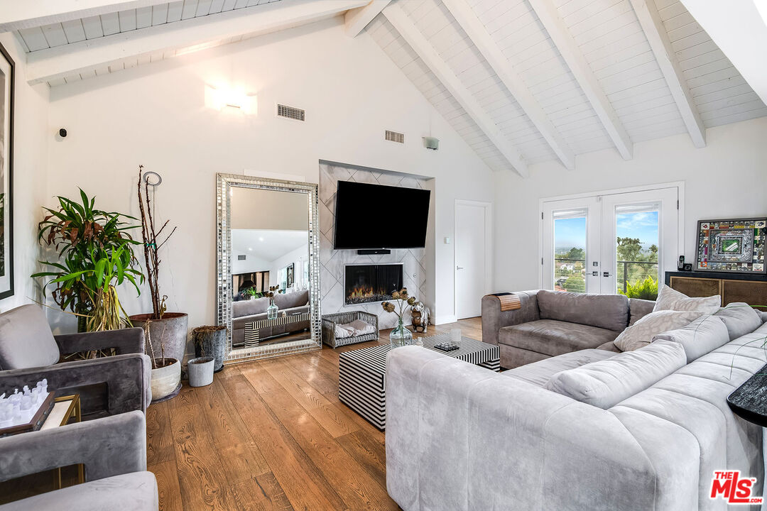 Los Angeles, California, 90068, United States, 6 Bedrooms Bedrooms, ,7 BathroomsBathrooms,Residential,For Sale,1840011