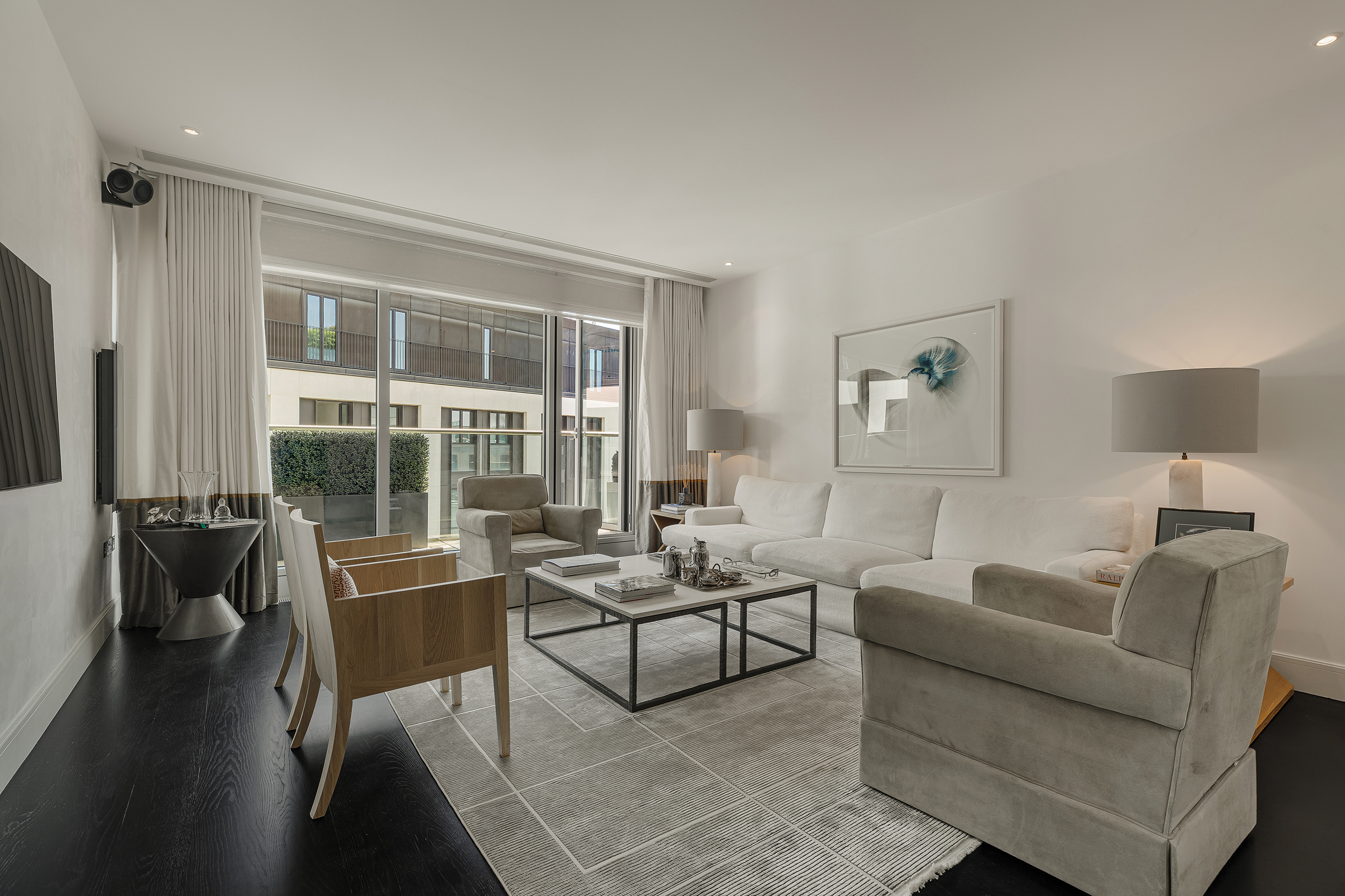  A Light-Filled Apartment with Exceptional Residents