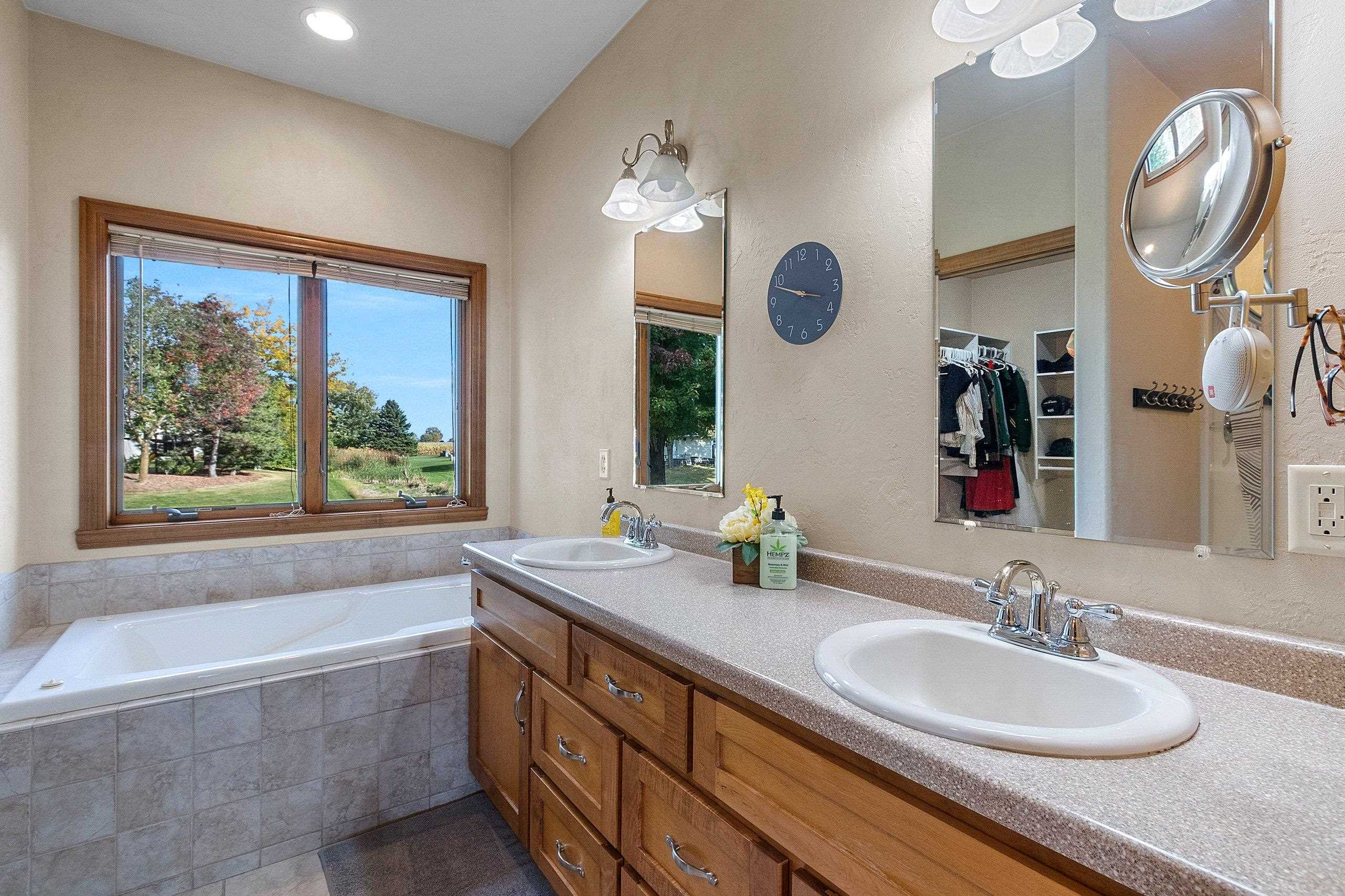 APPLETON, Wisconsin, 54913, United States, 4 Bedrooms Bedrooms, ,3 BathroomsBathrooms,Residential,For Sale,1960996