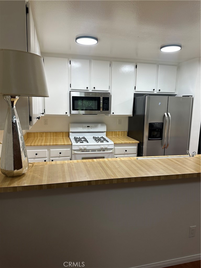 Canoga Park, California, 91303, United States, 2 Bedrooms Bedrooms, ,1 BathroomBathrooms,Residential,For Sale,1934510
