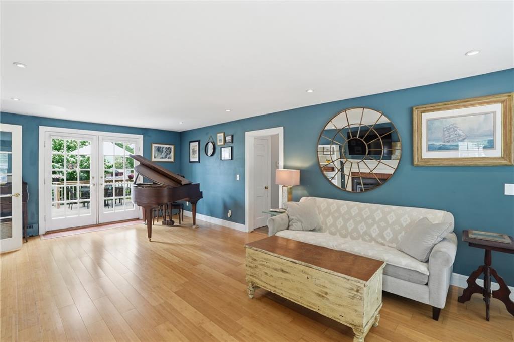 Warren, Rhode Island, 02885, United States, 2 Bedrooms Bedrooms, ,3 BathroomsBathrooms,Residential,For Sale,2048130