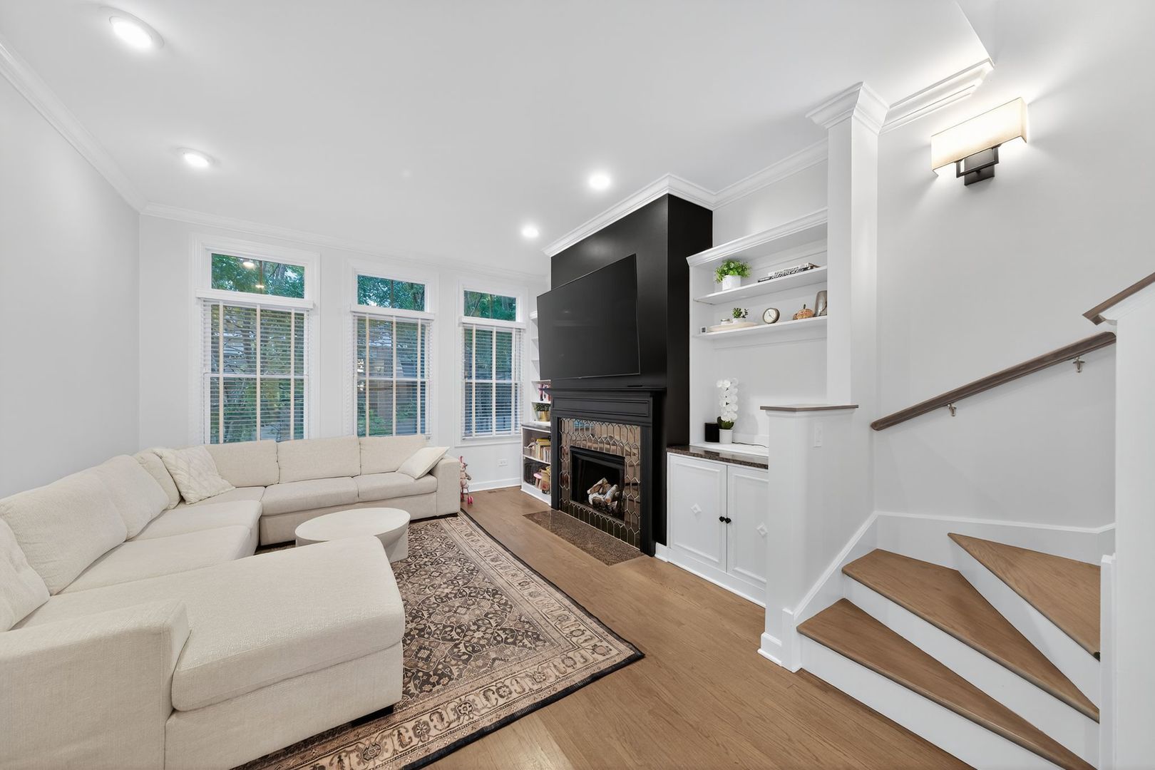 Chicago, Illinois, 60616, United States, 3 Bedrooms Bedrooms, ,3 BathroomsBathrooms,Residential,For Sale,1986457