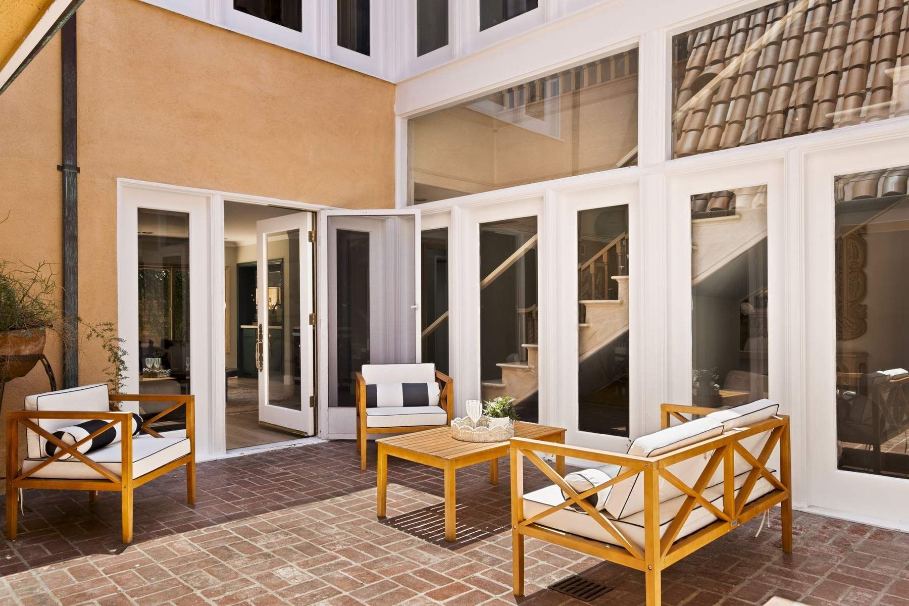  2103  N Hobart Blvd - 物件實景
