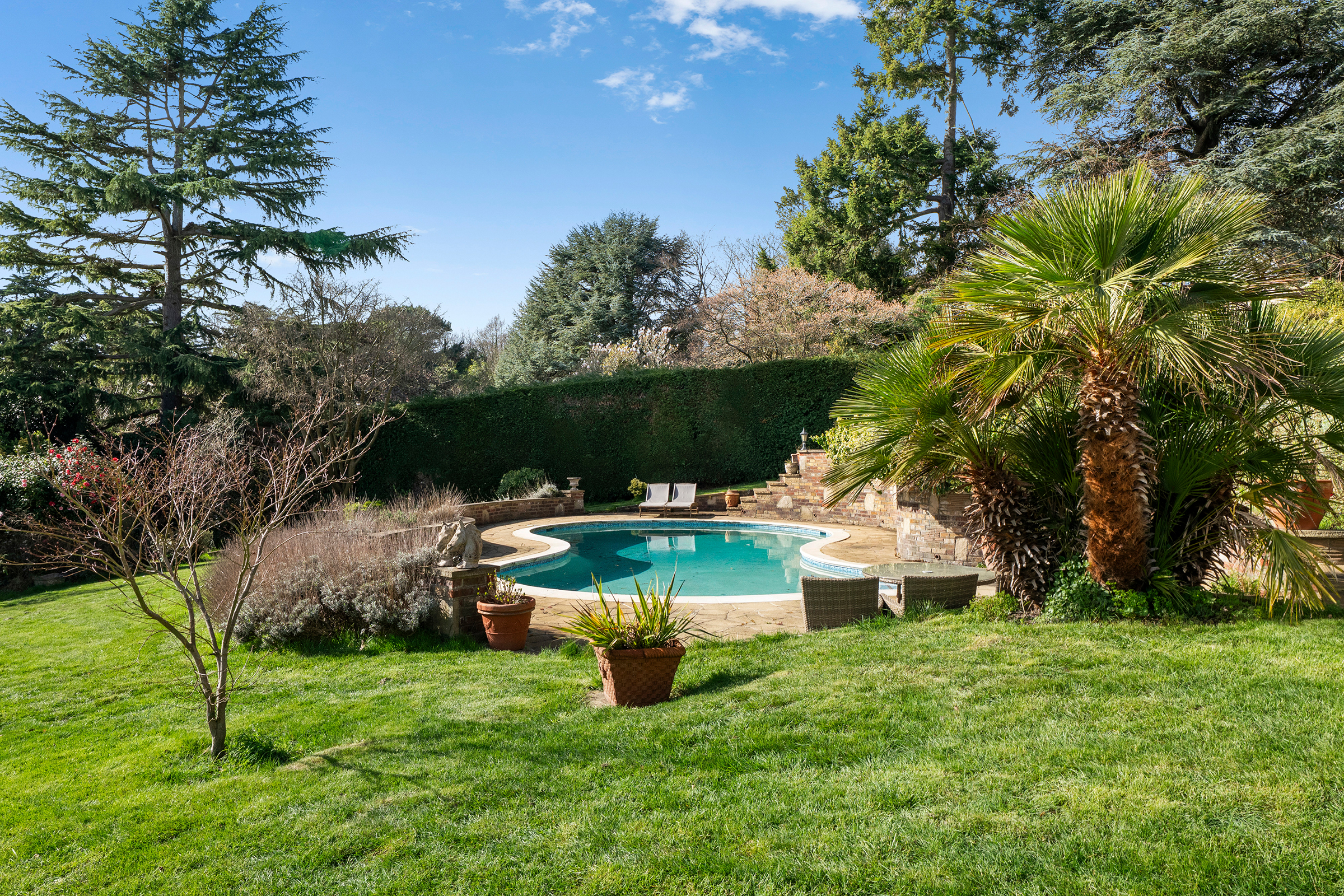  A Handsome House on One of Esher’s Most Coveted Private Roads - 物件實景