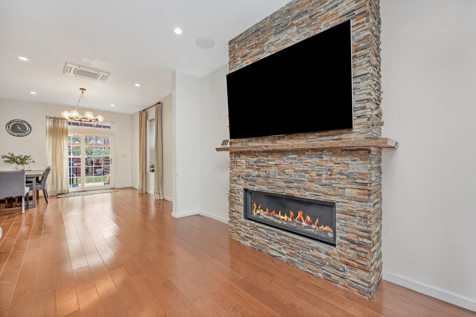 Middle Village, New York, 11379, United States, 3 Bedrooms Bedrooms, ,2 BathroomsBathrooms,Residential,For Sale,2001755