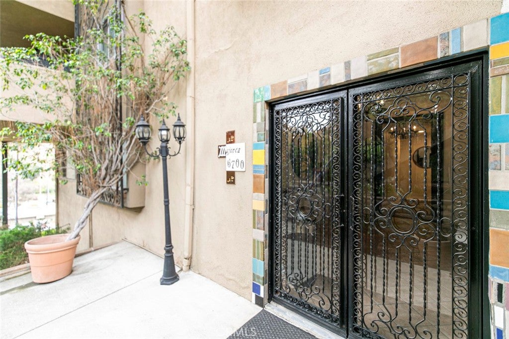 Los Angeles, California, 90068, United States, 2 Bedrooms Bedrooms, ,1 BathroomBathrooms,Residential,For Sale,1940489