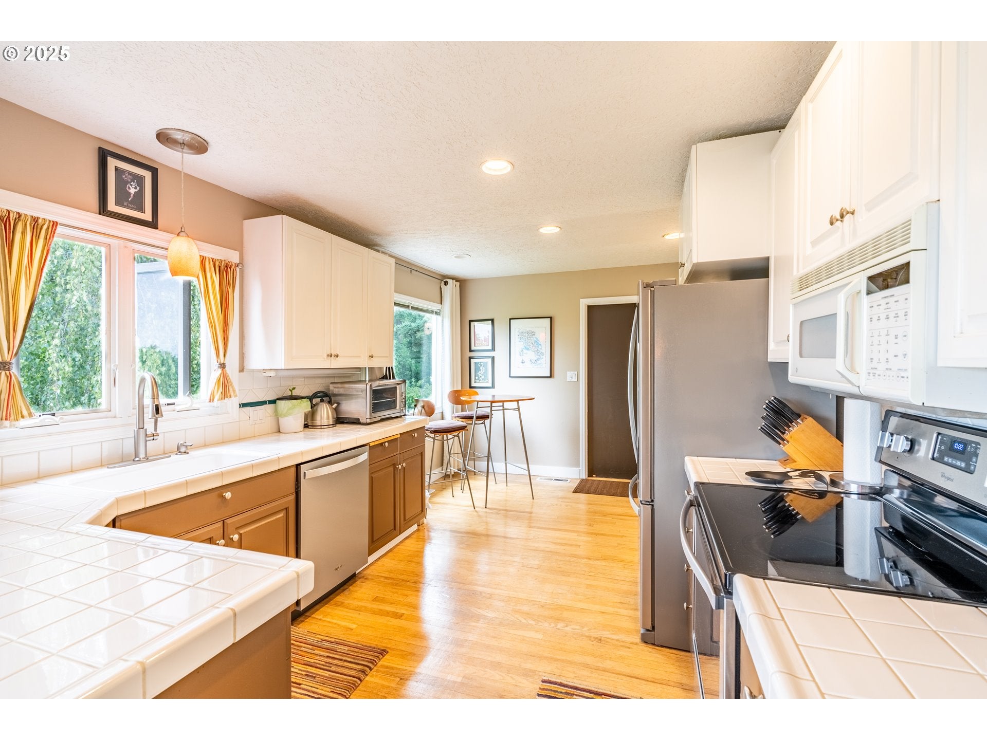 Portland, Oregon, 97219, United States, 4 Bedrooms Bedrooms, ,3 BathroomsBathrooms,Residential,For Sale,1985730