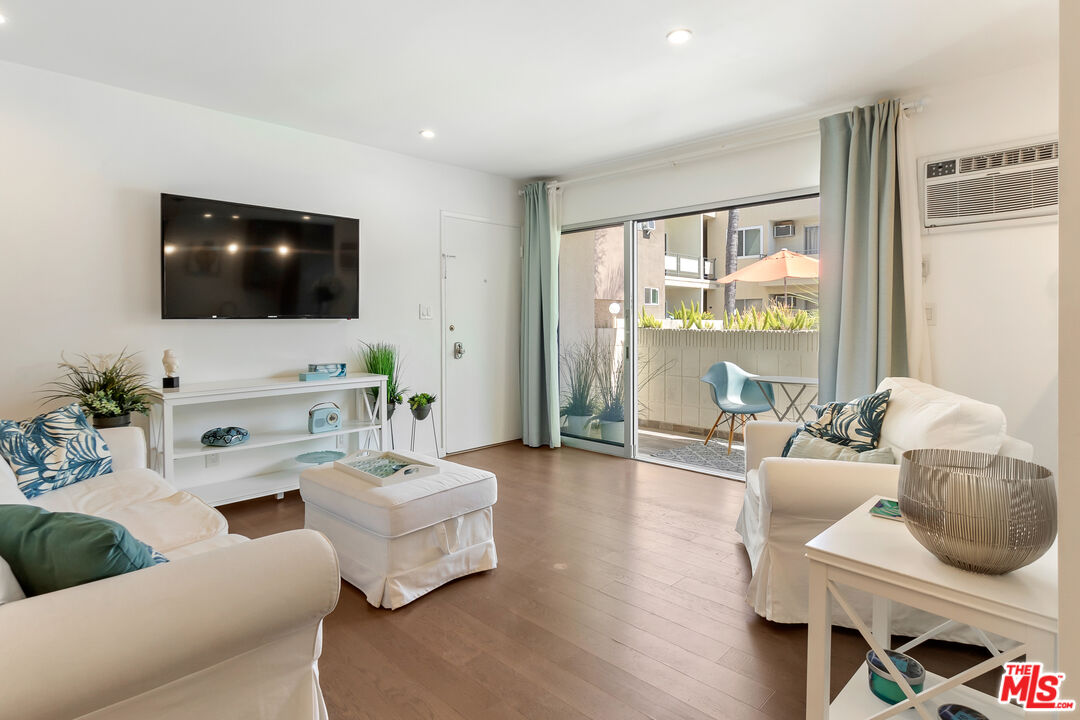 West Hollywood, California, 90046, United States, 2 Bedrooms Bedrooms, ,2 BathroomsBathrooms,Residential,For Sale,1794997