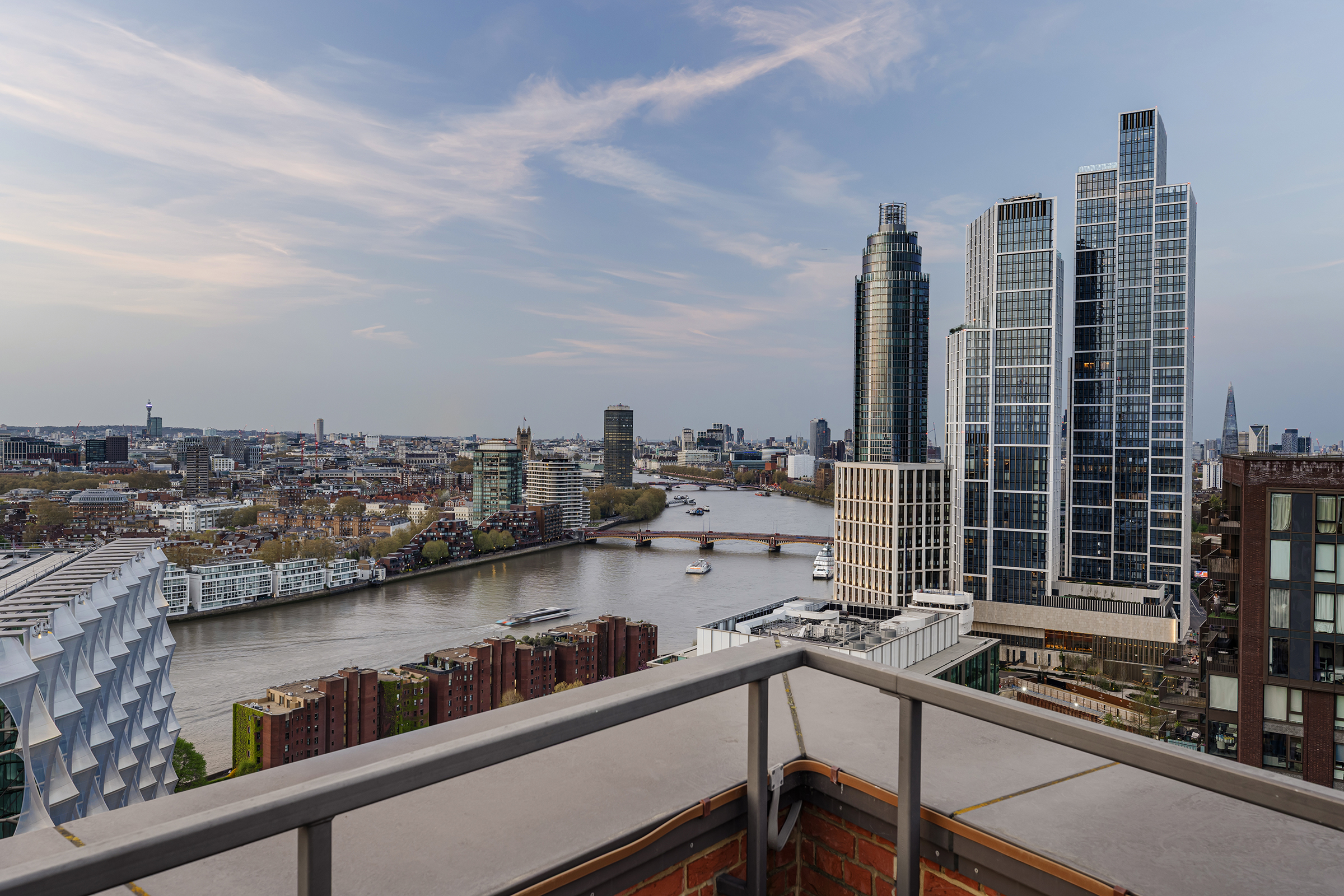  A Duplex Penthouse with Panoramic River Views and a Private Roof Terrace - 物件實景