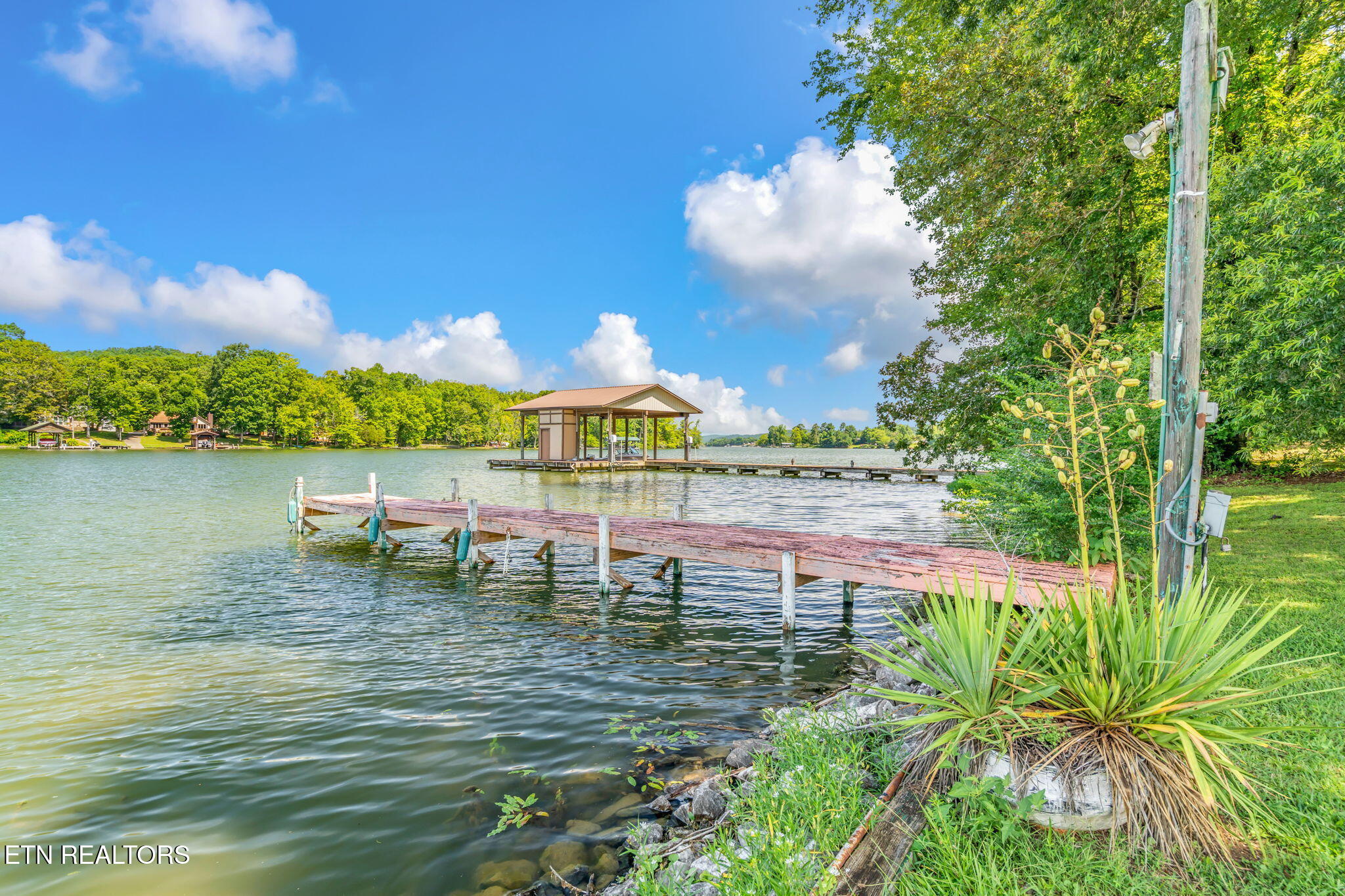 Kingston, Tennessee, 37763, United States, 3 Bedrooms Bedrooms, ,2 BathroomsBathrooms,Residential,For Sale,1891153
