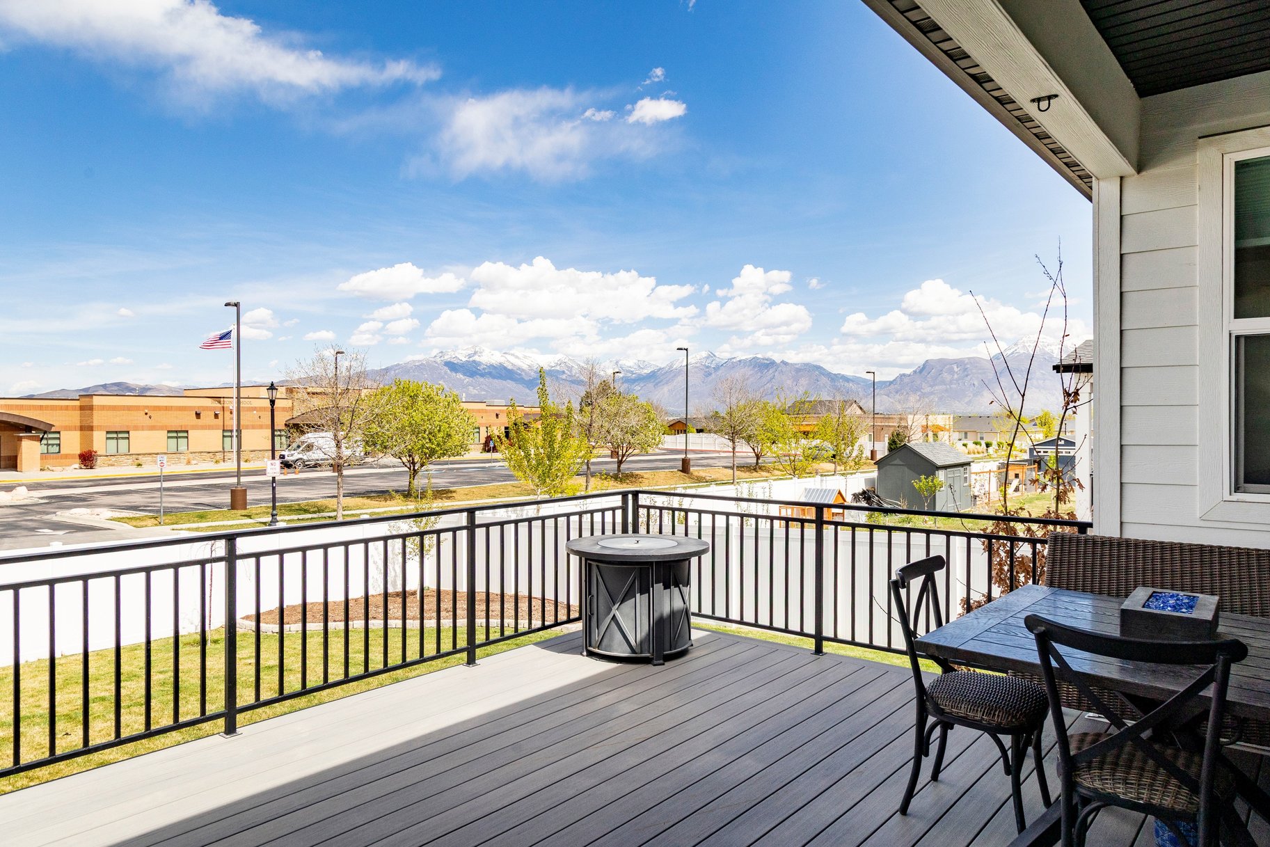  Spacious rambler with ADU. Open design and backyard made for living. - 物件實景