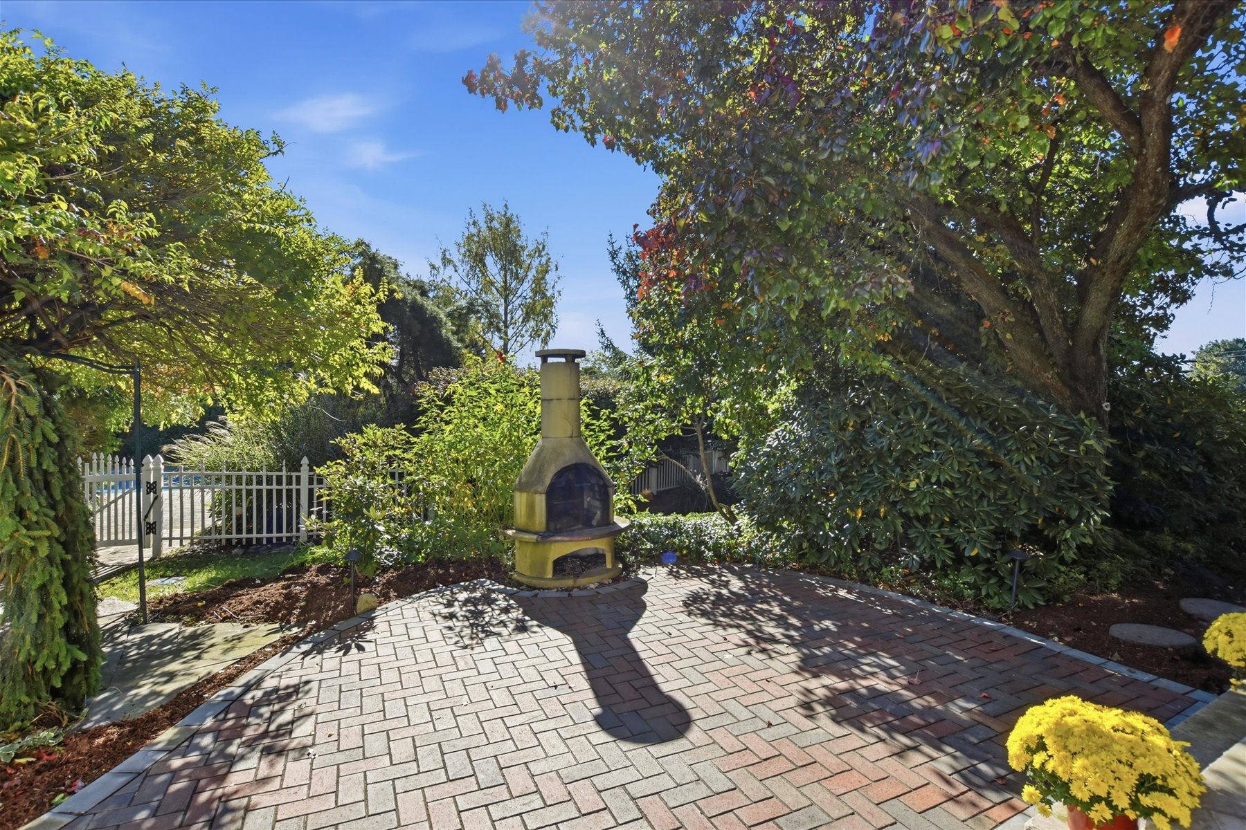  Distinctive Colonial Home Located in Well-Established Neighborhood - 物件實景