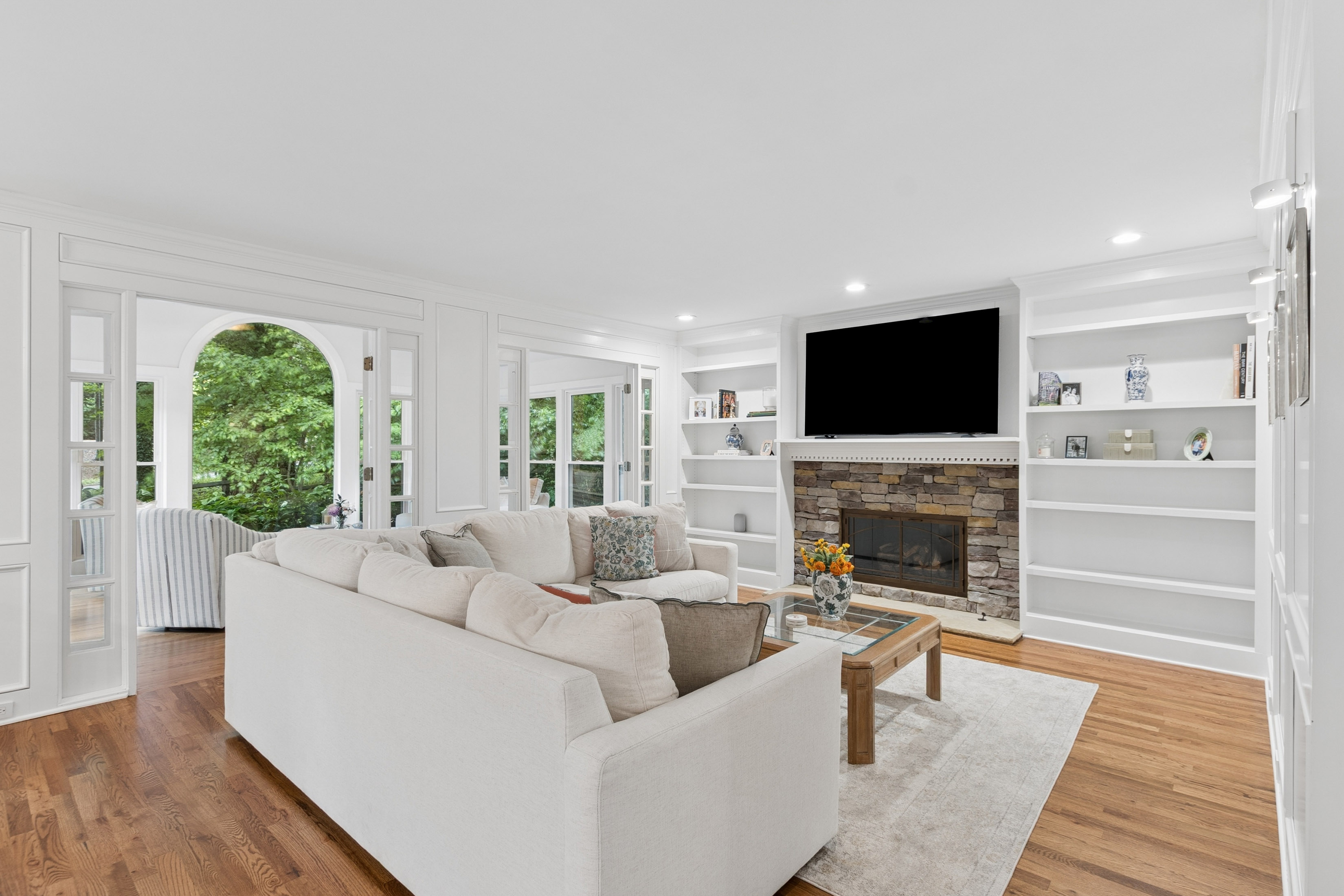  Beautifully Updated Home Blends Timeless Style with Elevated Designer Finishes - 物件實景