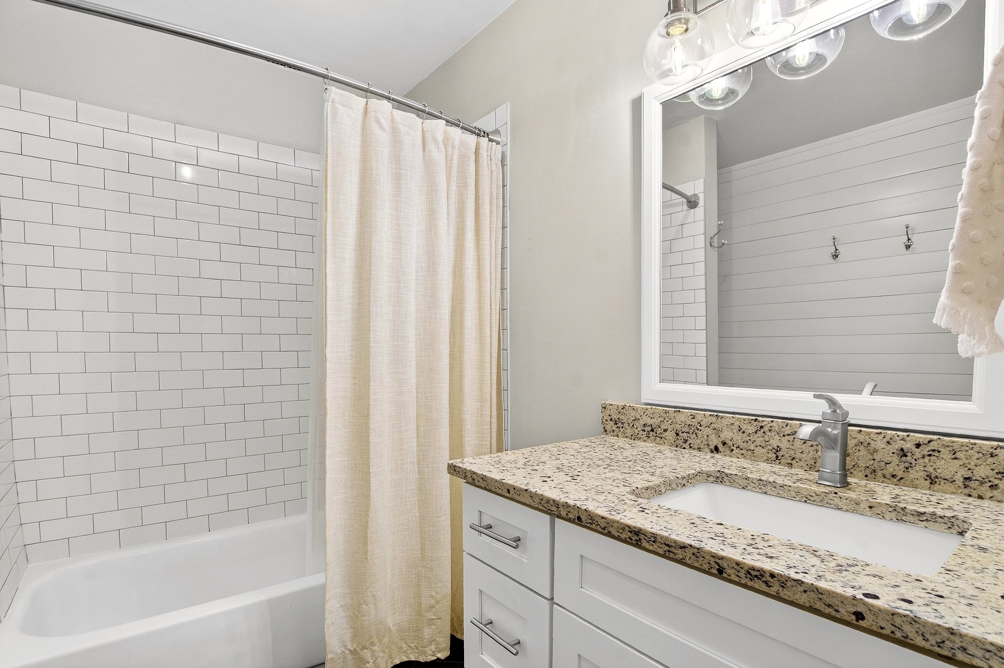  Spacious and Updated Townhome Offers Comfort, Charm and Convenience - 物件實景