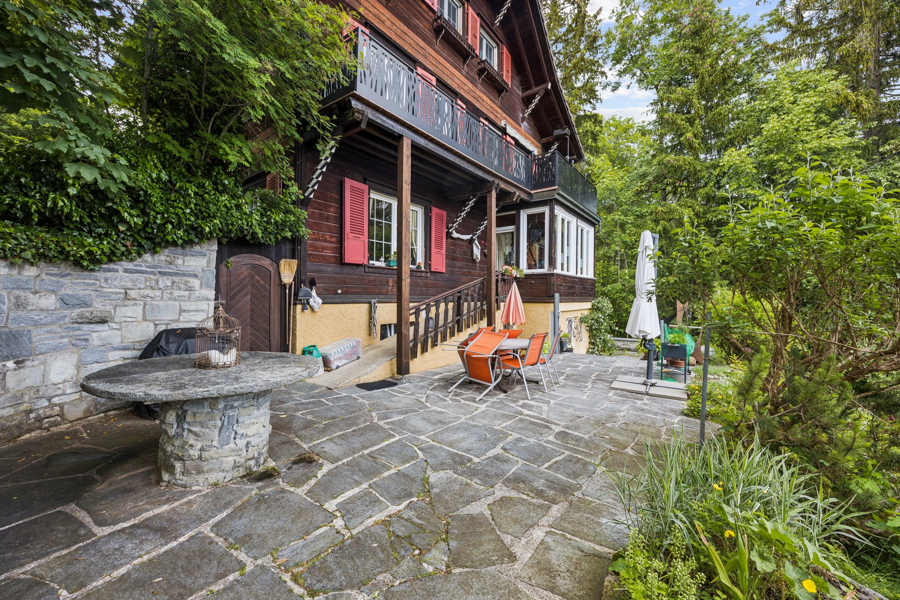  Charming house comprising 2 apartments in a lush, green setting - 物件實景