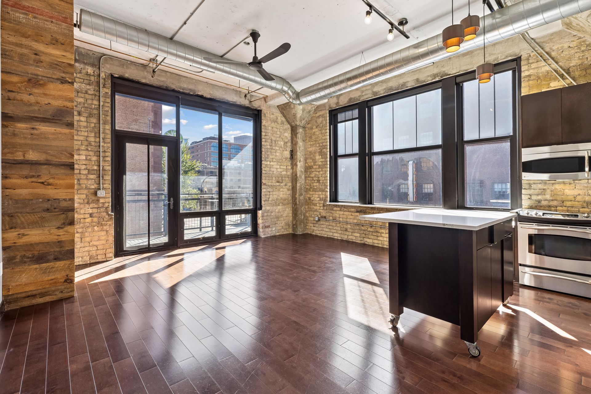  Iconic Corner Loft in Coveted North Loop - 物件實景