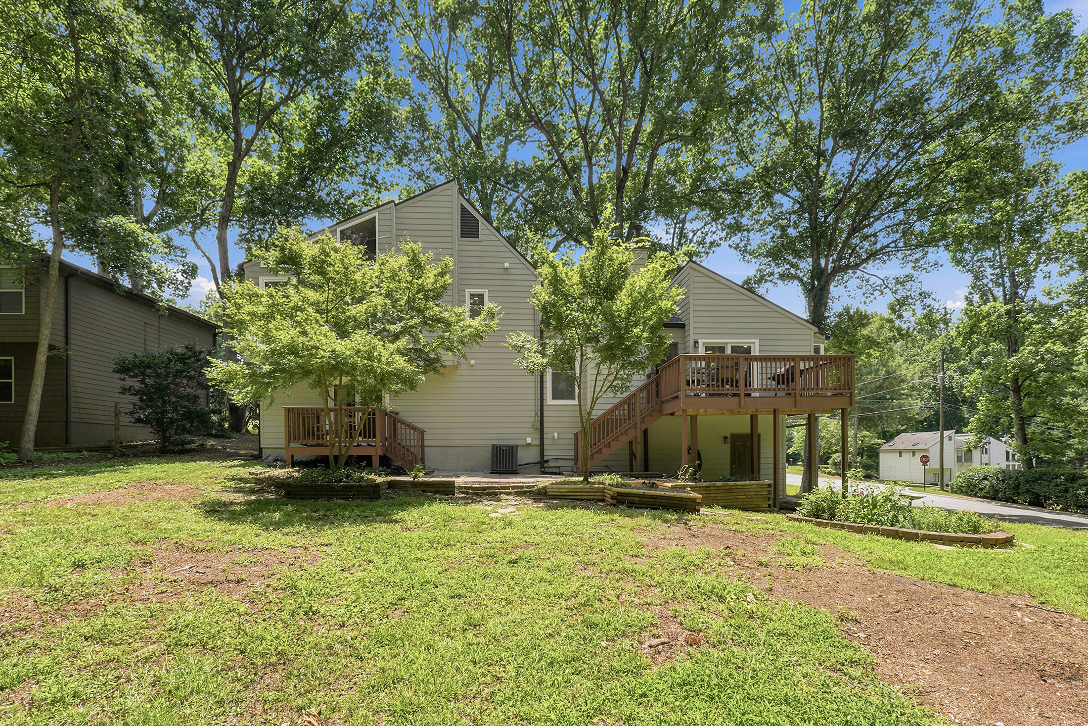  Lassiter HS Contemporary – Architectural Character Meets Thoughtful Renovation - 物件實景