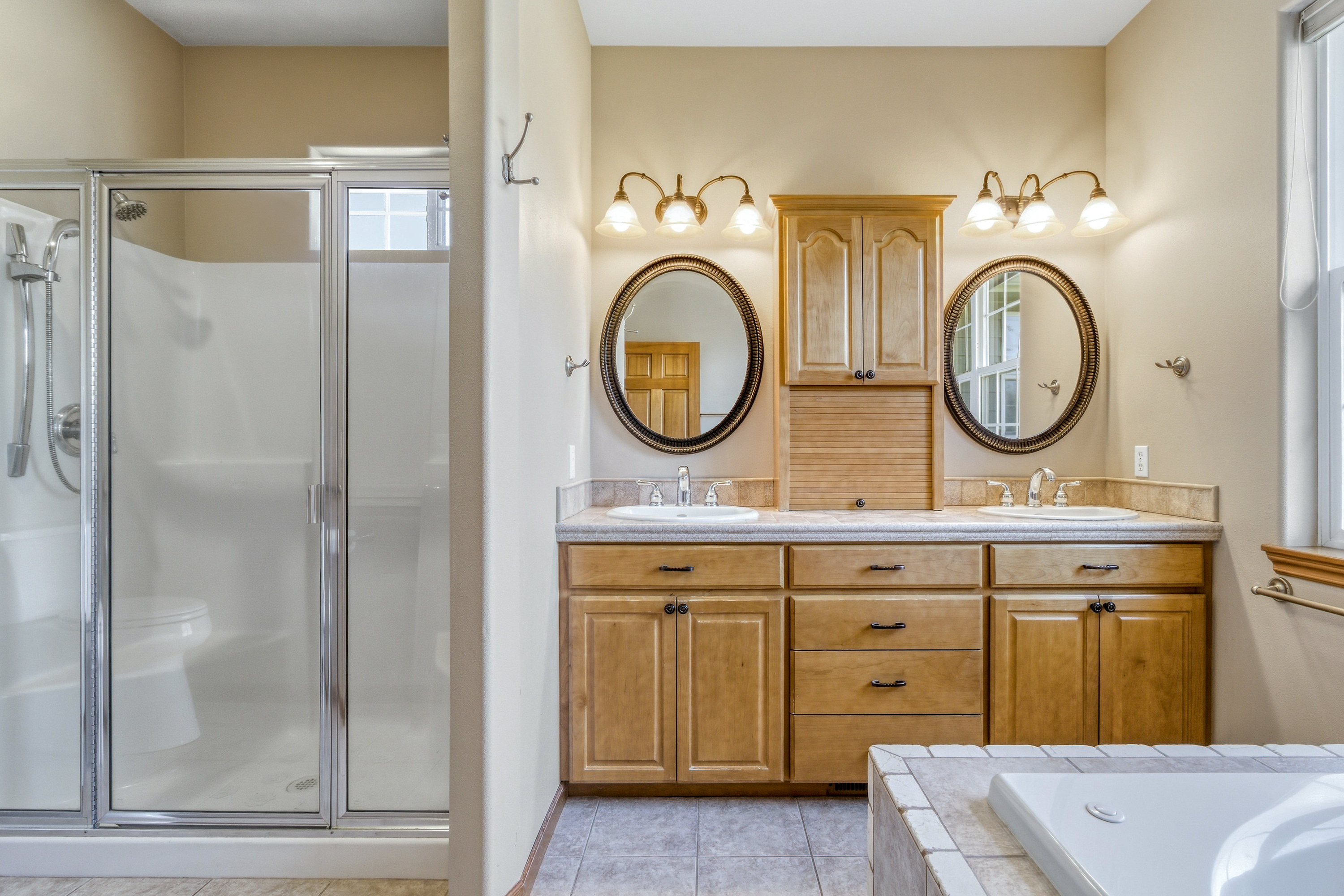  One Level Home in Desirable Neighborhood, Oversized Lot - 物件實景