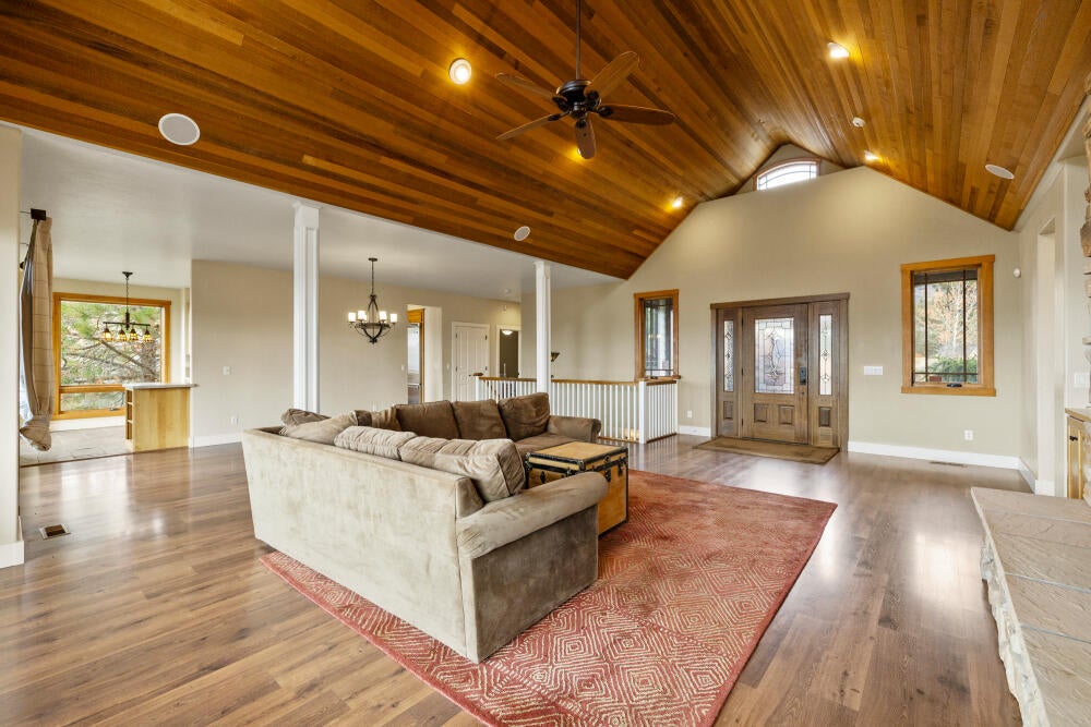 Klamath Falls, Oregon, 97601, United States, 4 Bedrooms Bedrooms, ,3 BathroomsBathrooms,Residential,For Sale,1987766