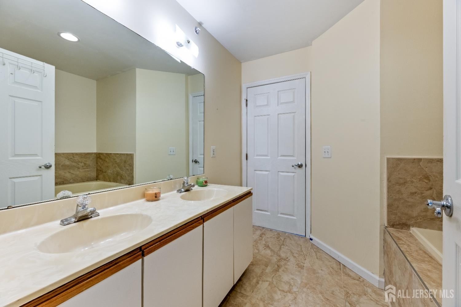 Edison, New Jersey, 08820, United States, 3 Bedrooms Bedrooms, ,3 BathroomsBathrooms,Residential,For Sale,2005666