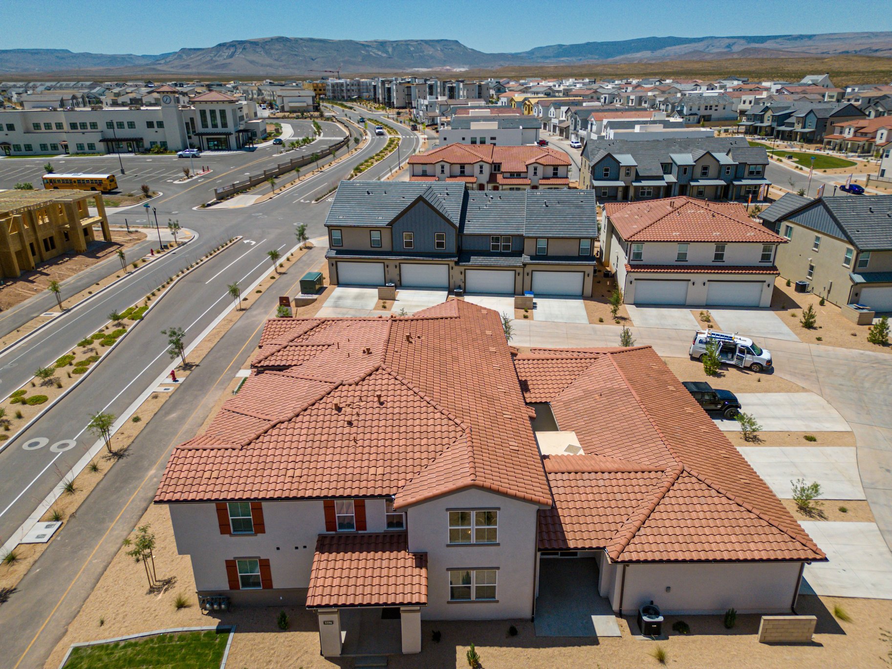  Move-in ready. Desert Color - Furnished 3 bed townhome - 物件實景