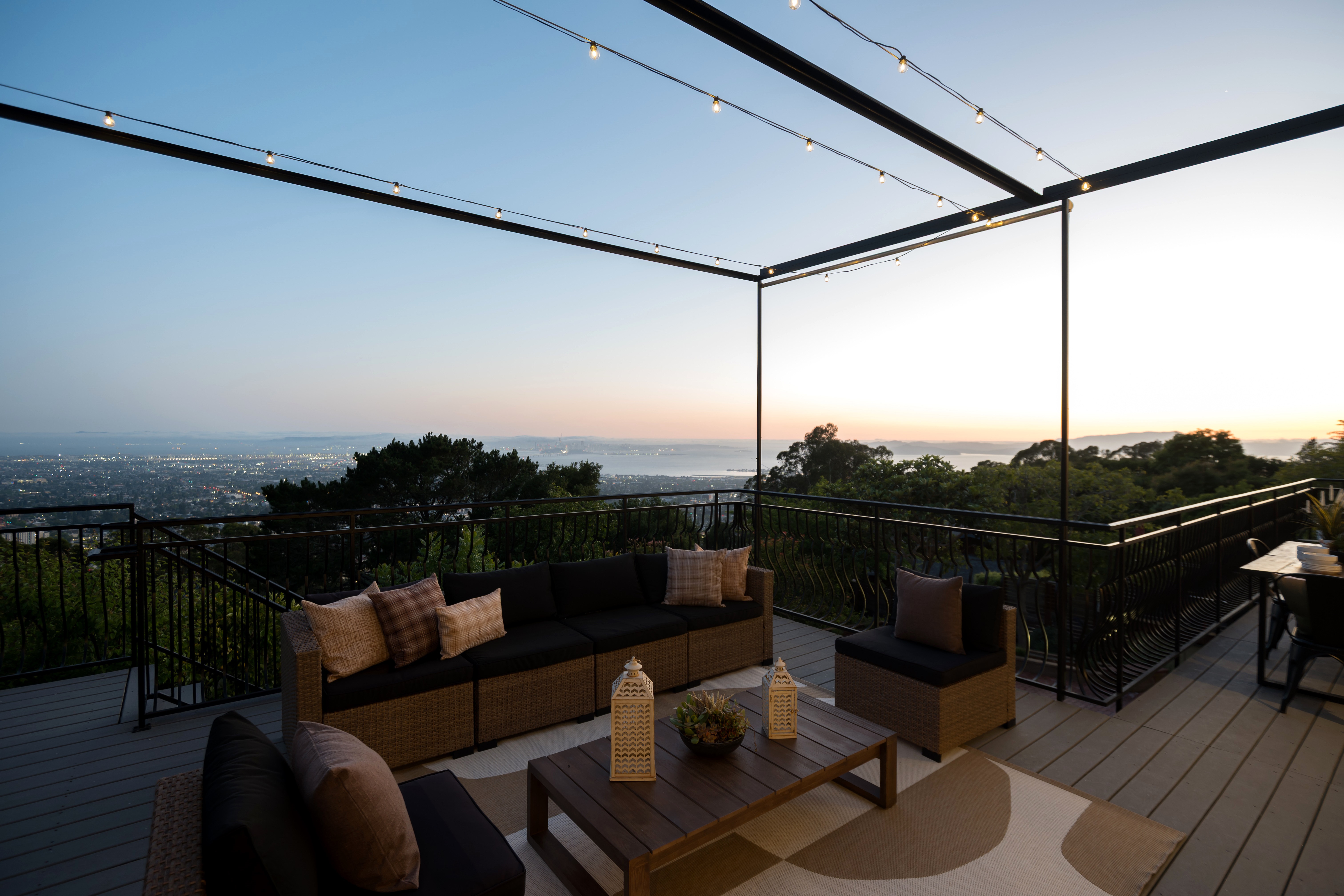  A Mediterranean Retreat Above the Bay - 物件實景