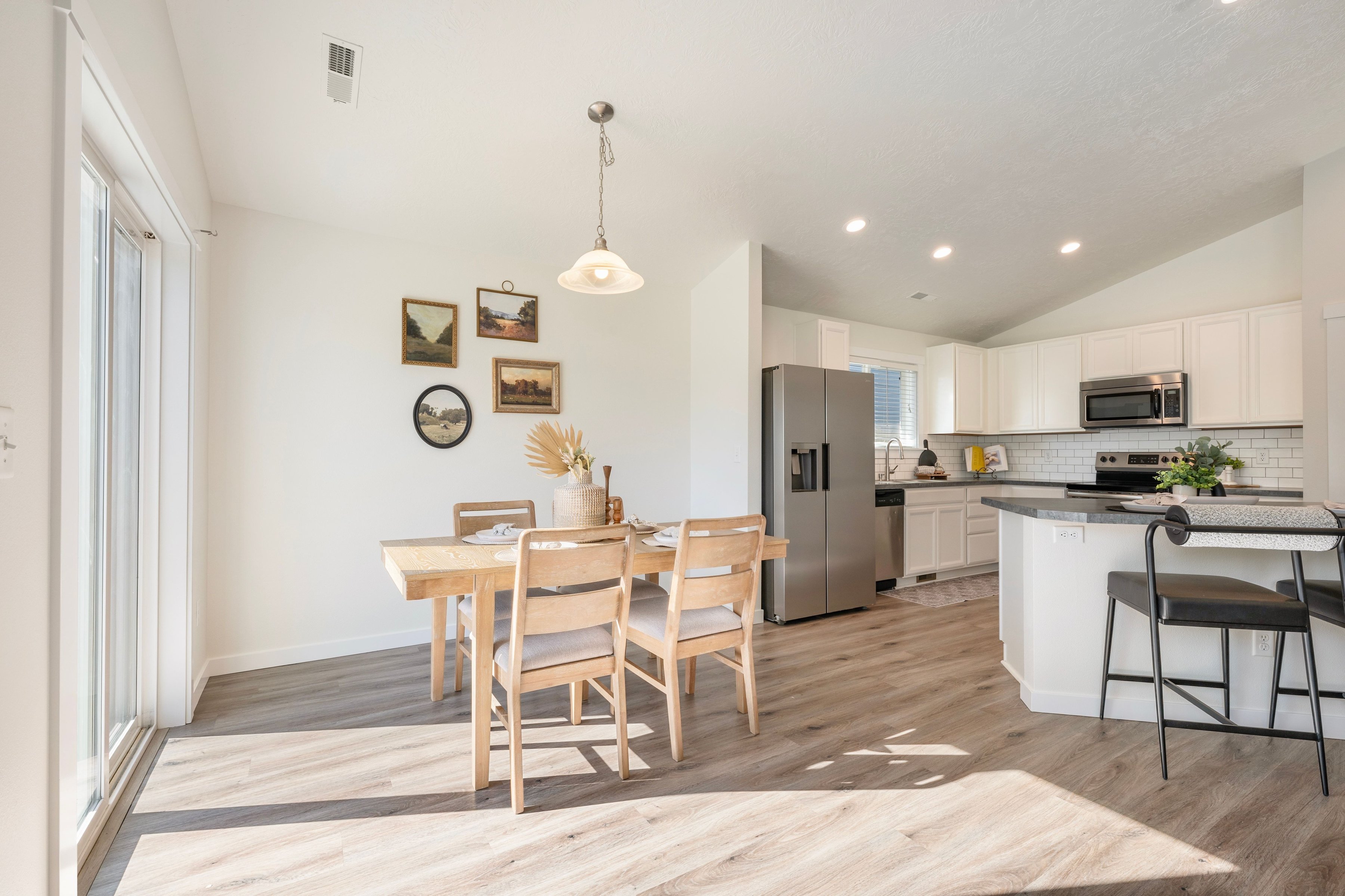  Better Than New  Move-In Ready with Space to Live & Relax - 物件實景