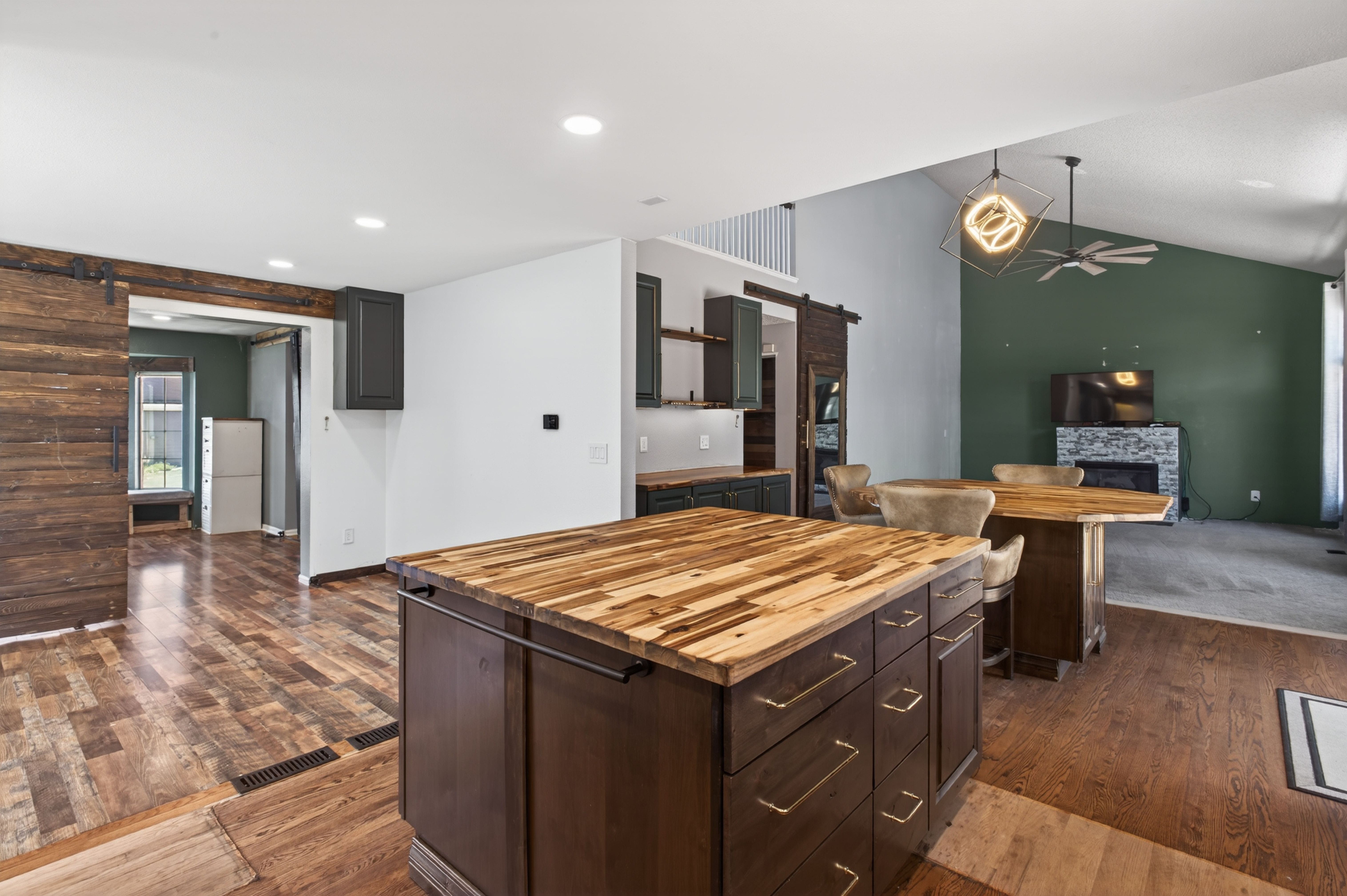  Situated on a Desirable Corner Lot in Hidden River - 物件實景