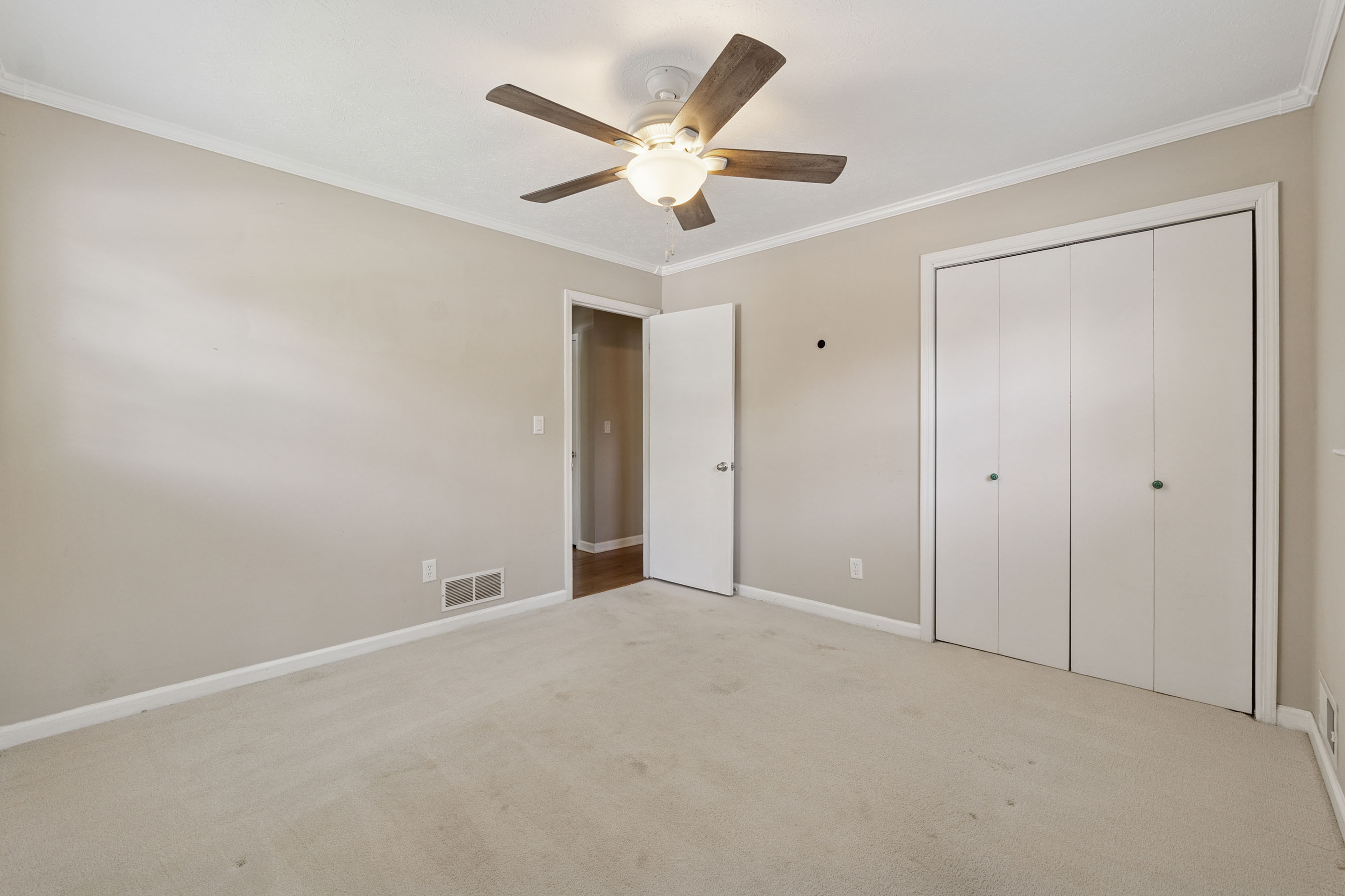  One of the Last Remaining Opportunities on Sought-After Meadow Drive in Downtown - 物件實景